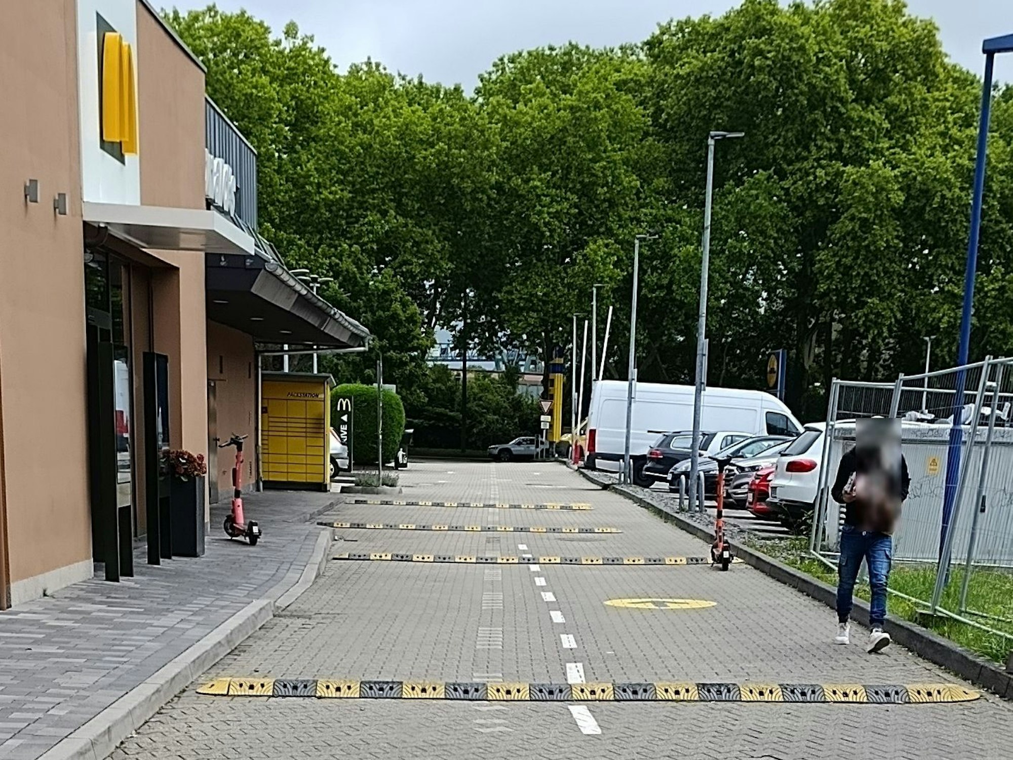 Vor dem McDonald's an der Amsterdamer Straße befinden sich mehrere Bodenwellen.