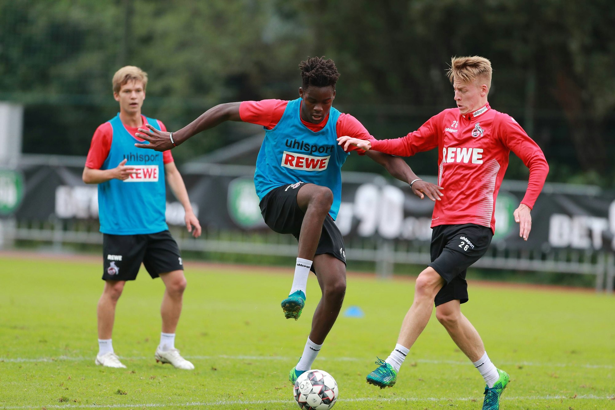 Yann Bisseck und Chris Führich bei einem Zweikampf im Trainings des 1. FC Köln.