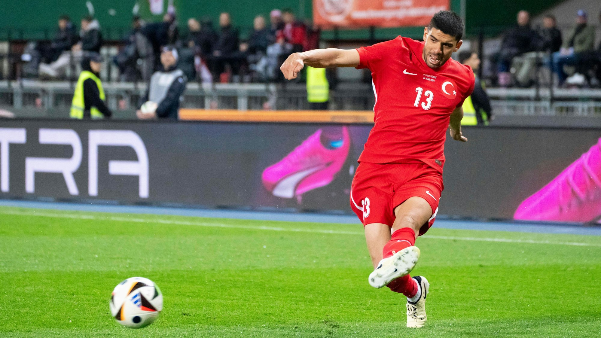 Cenk Özkacar bei einem Spiel für die türkische Nationalmannschaft.