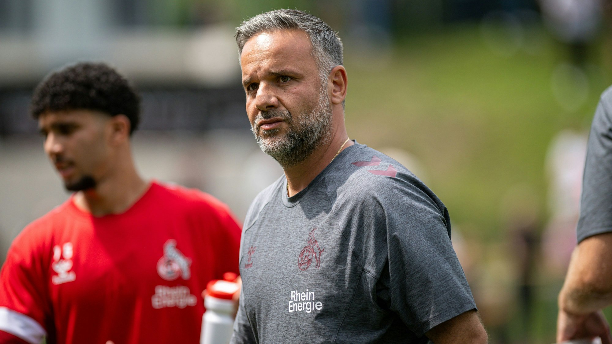 U21-Coach Evangelos Sbonias steht auf dem Platz.