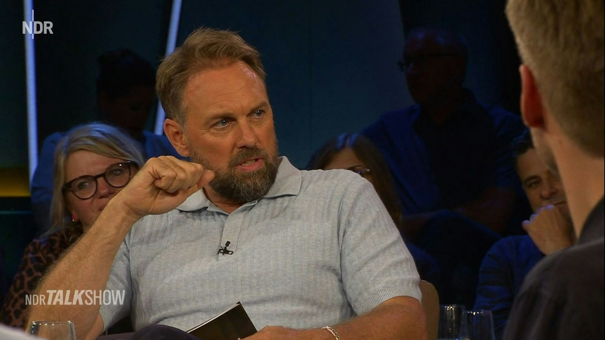 Moderator Steven Gätjen stellte Ulrike Folkerts zunächst als „Kommissar“ vor. (Bild: ARD)