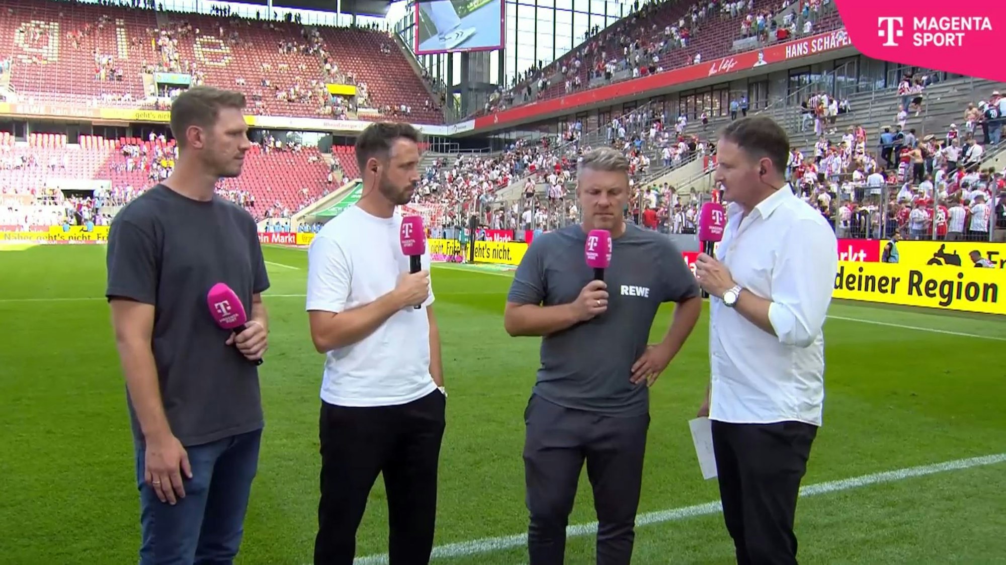 Lukas Kwasniok (2.v.r.) im Interview bei MagentaSport mit Moderator Thomas Wagner (r.) und den Experten Mark Uth (2.v.l.) und Fabian Klos (l.).