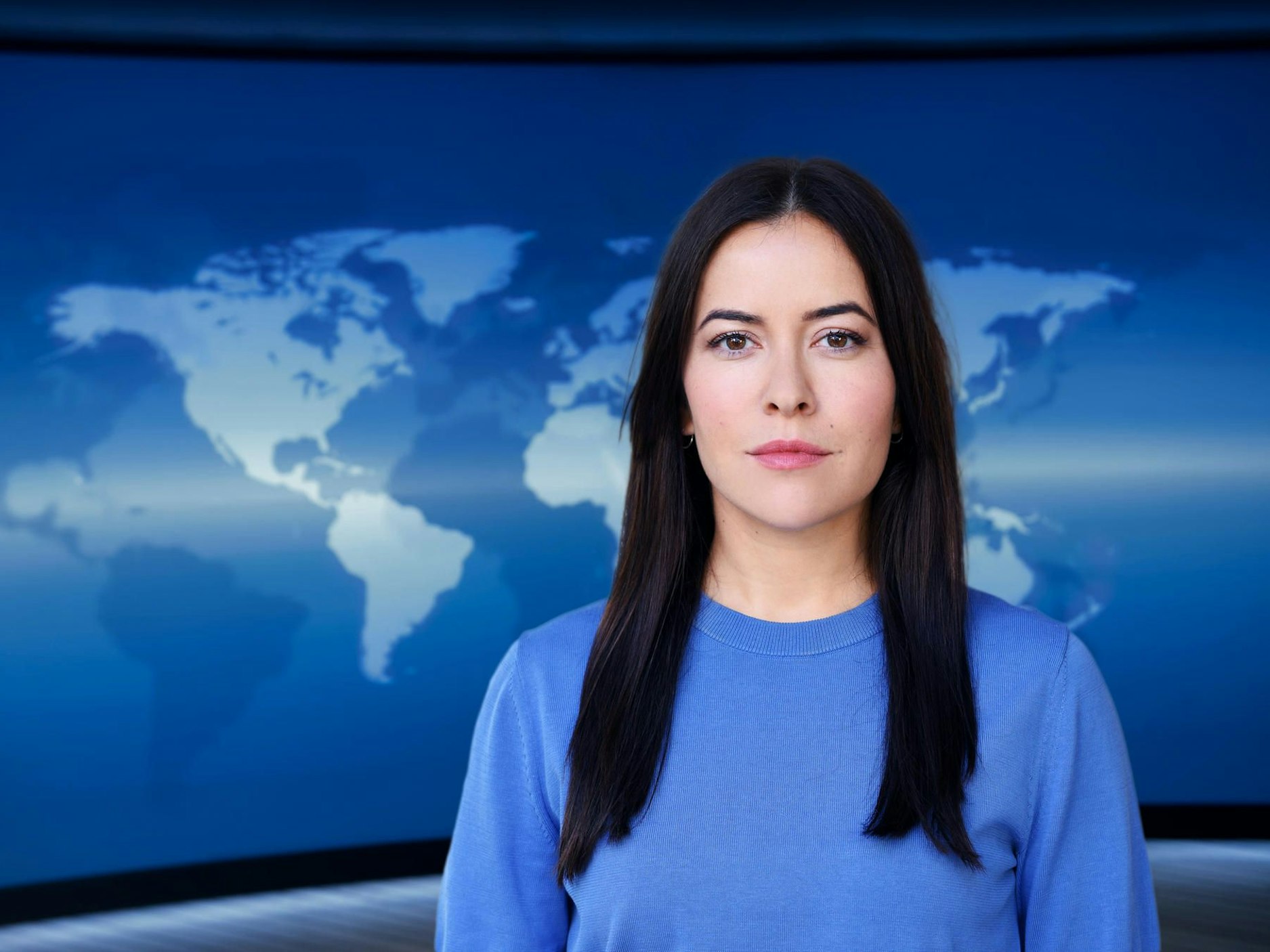 Aline Abboud steht in der „Tagesthemen“-Kulisse.