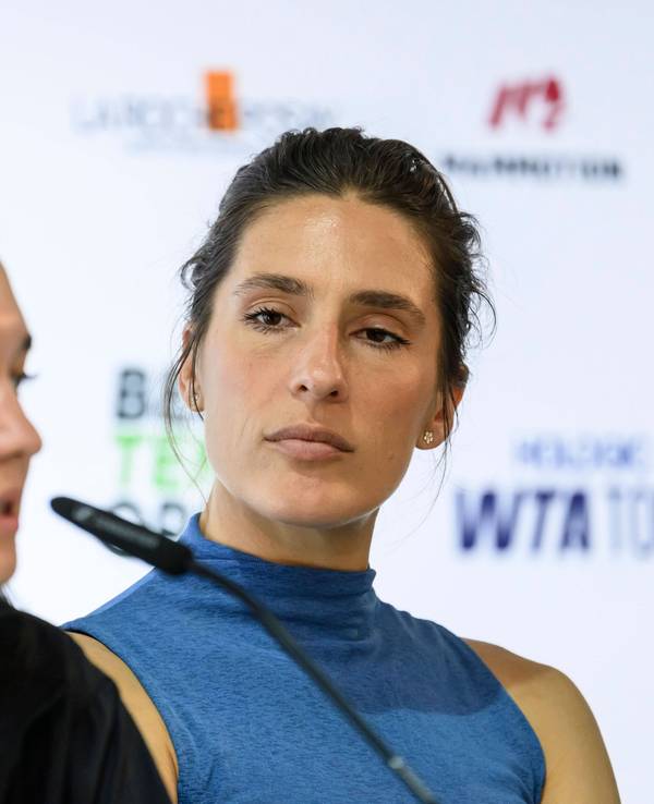 Andrea Petkovic hört zu, während Eva Lys bei einer Presskonferenz spricht.