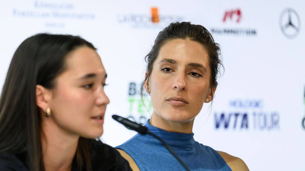 Andrea Petkovic hört zu, während Eva Lys bei einer Presskonferenz spricht.