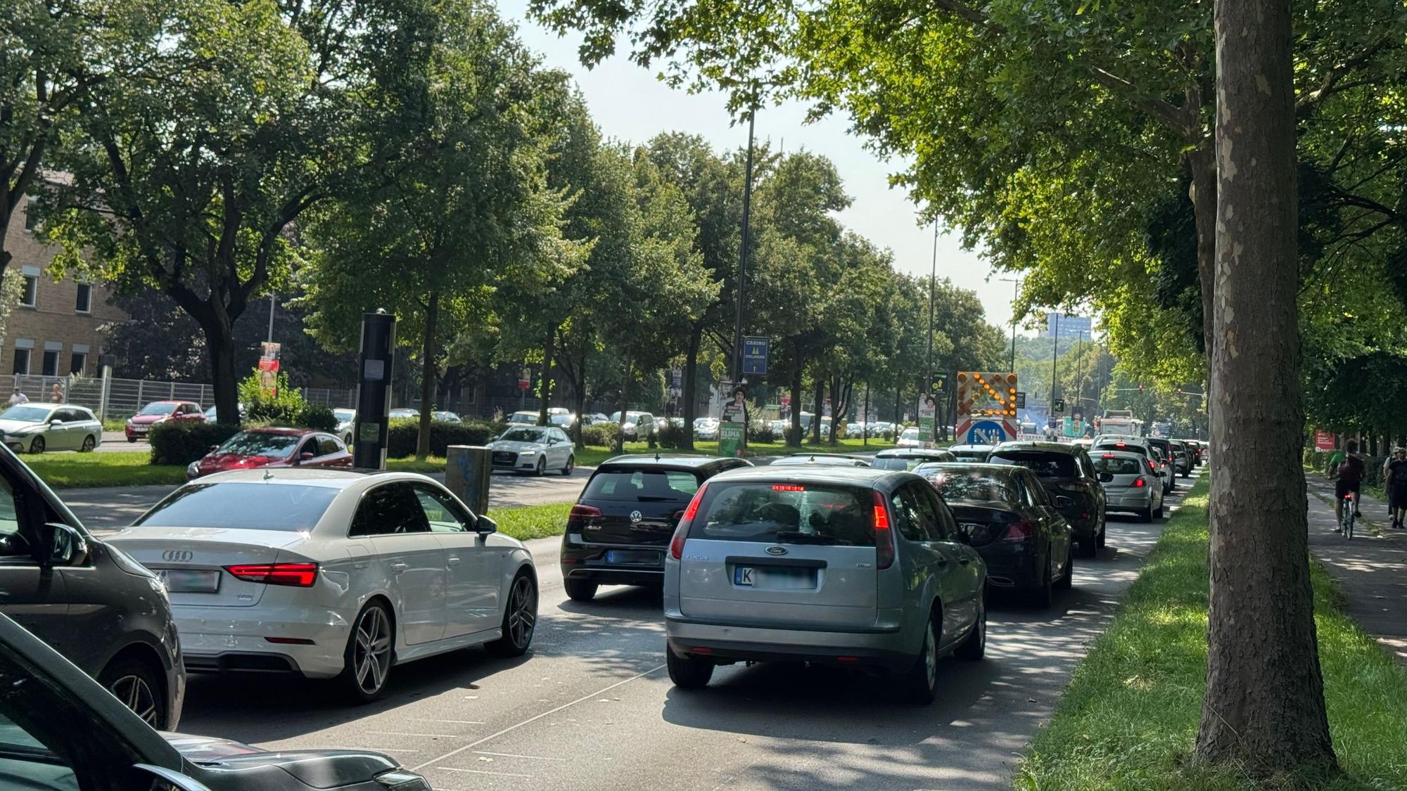 Autos stauen sich auf einer Straße.