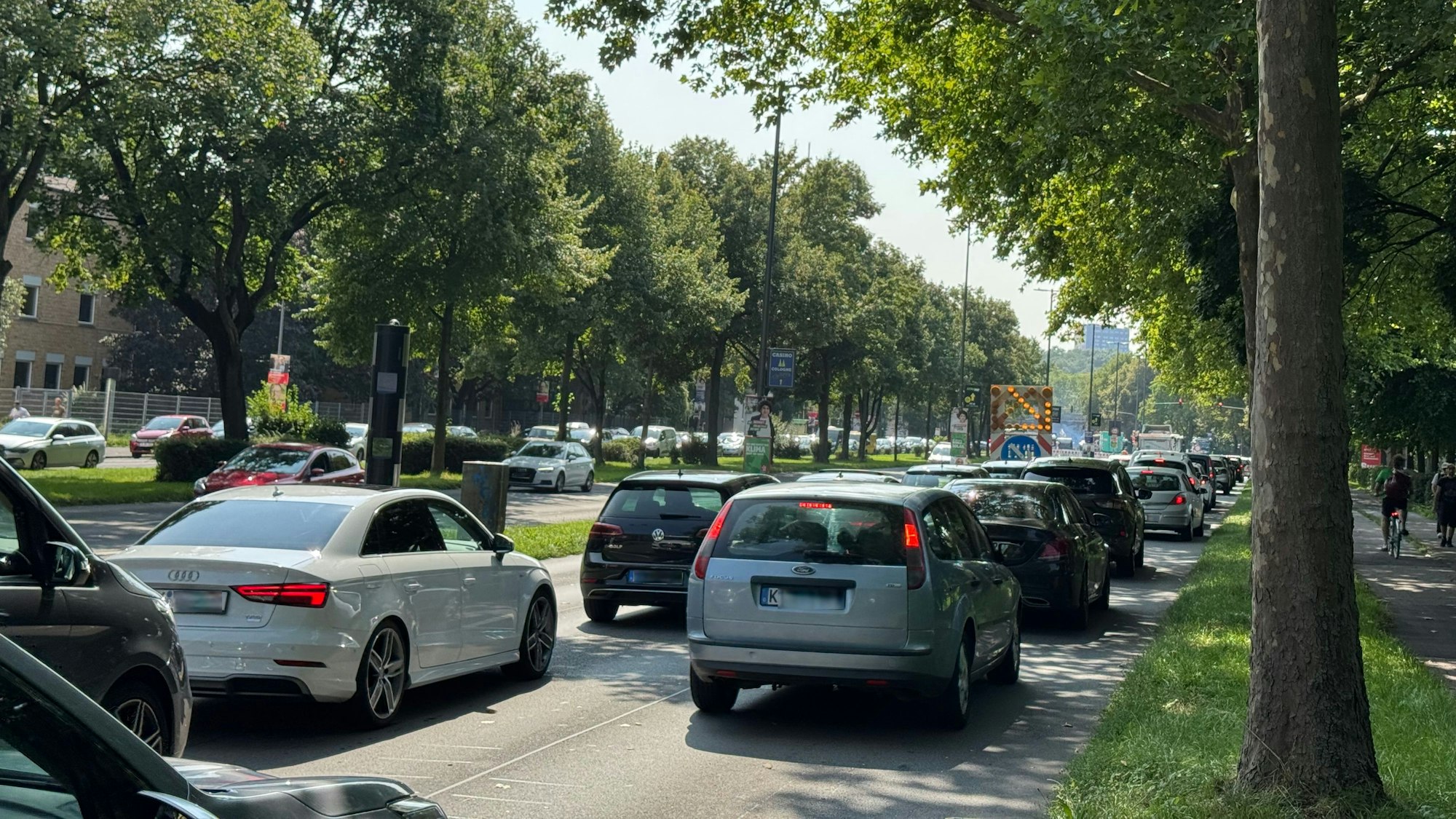 Autos stauen sich auf einer Straße.