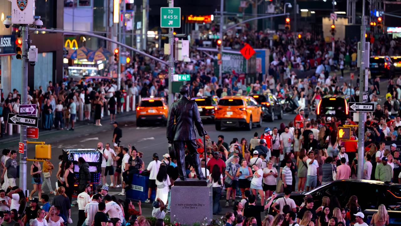 Zahlreiche Menschen stehen am frühen Abend in Manhattan am Times Square.