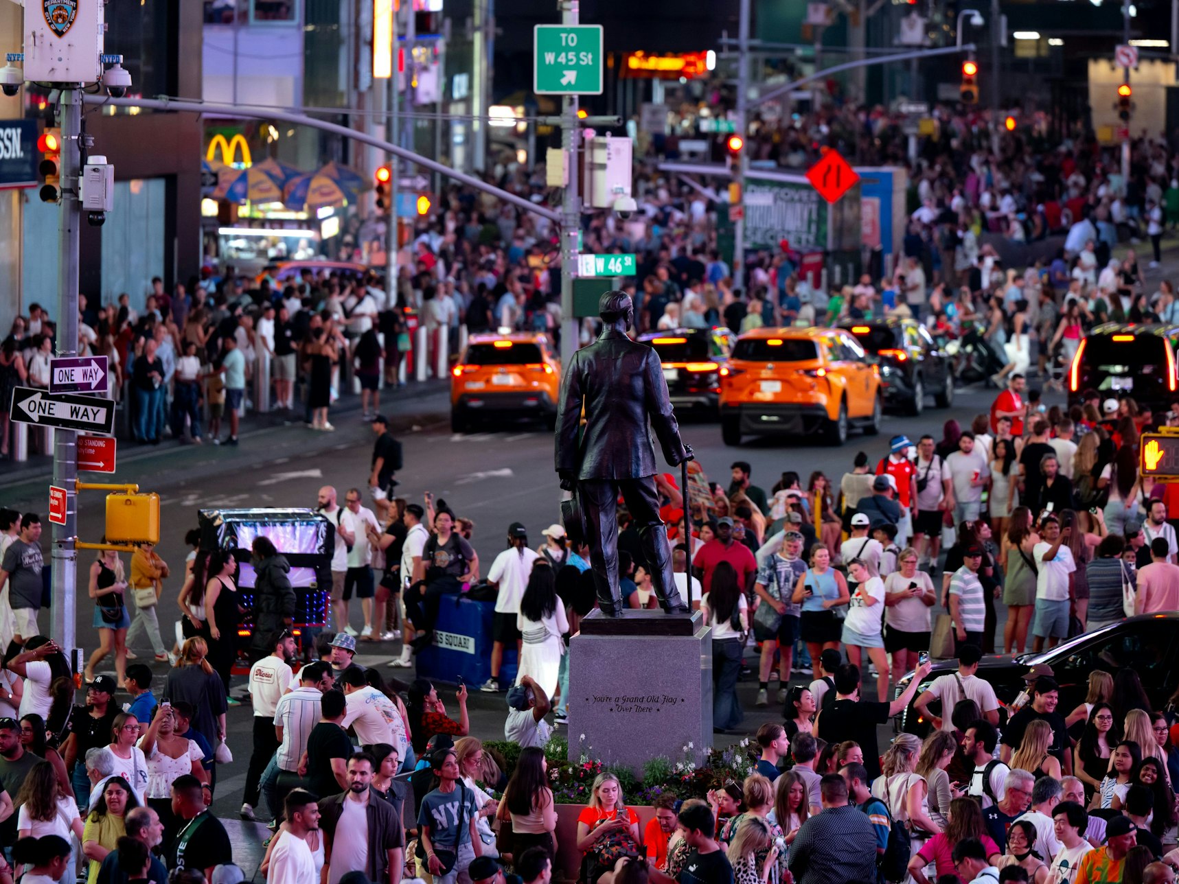 Zahlreiche Menschen stehen am frühen Abend in Manhattan am Times Square.