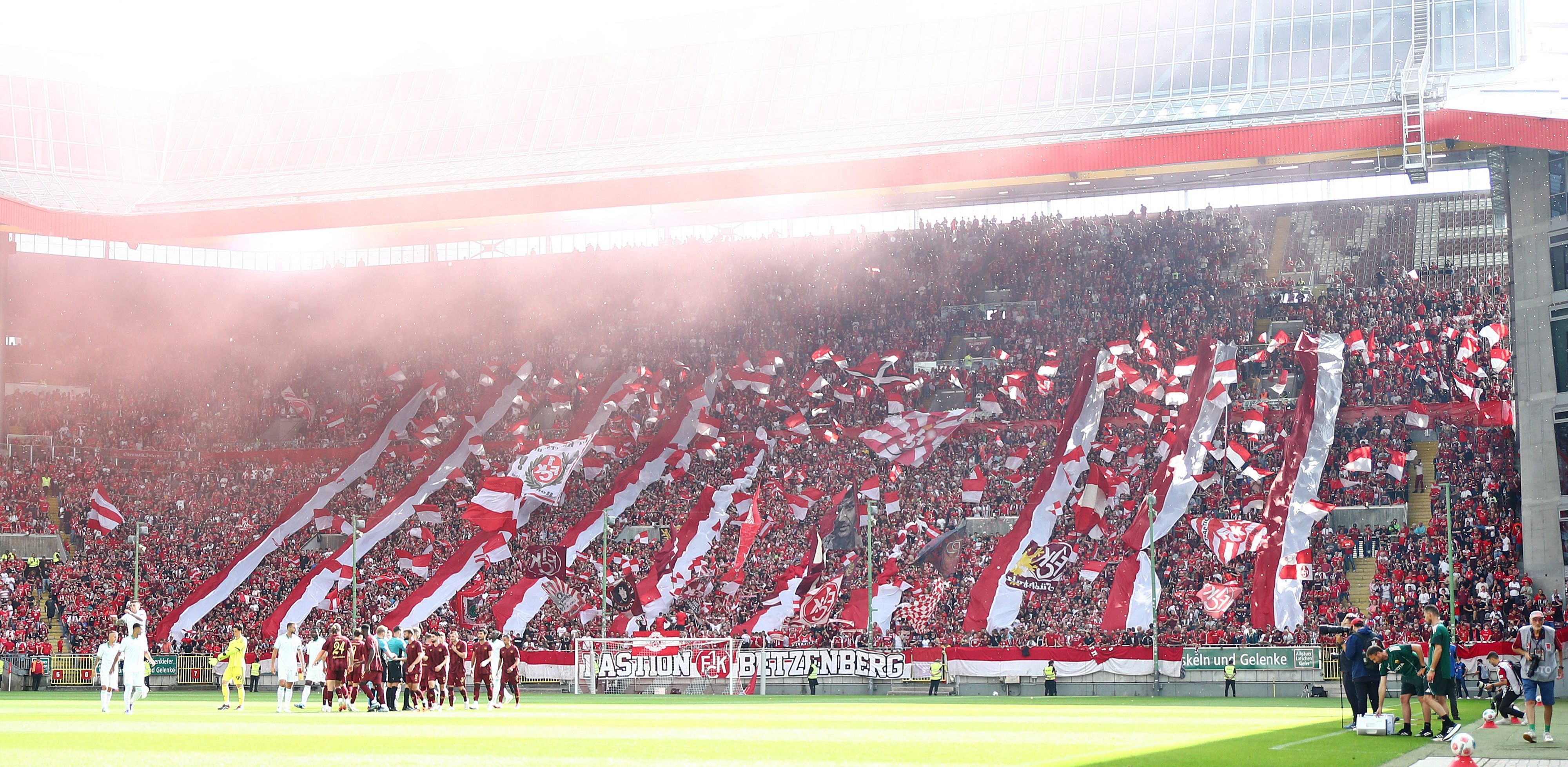 Blick auf die Fans des 1. FC Kaiserslautern.
