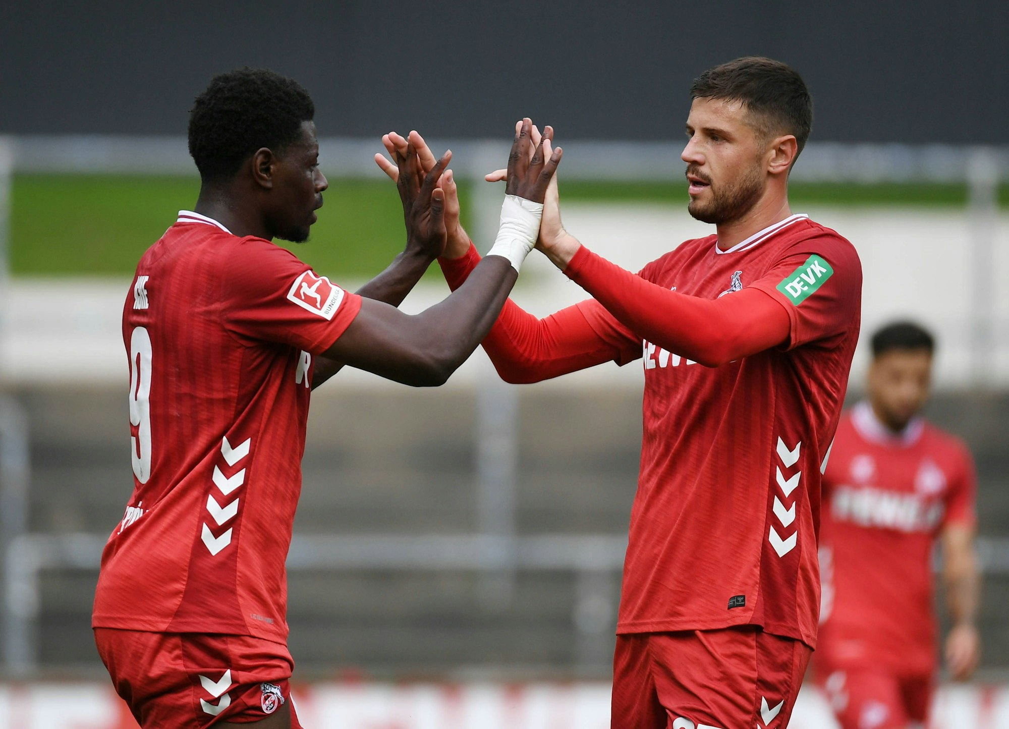 Imad Rondic klatscht mit Ragnar Ache ab.