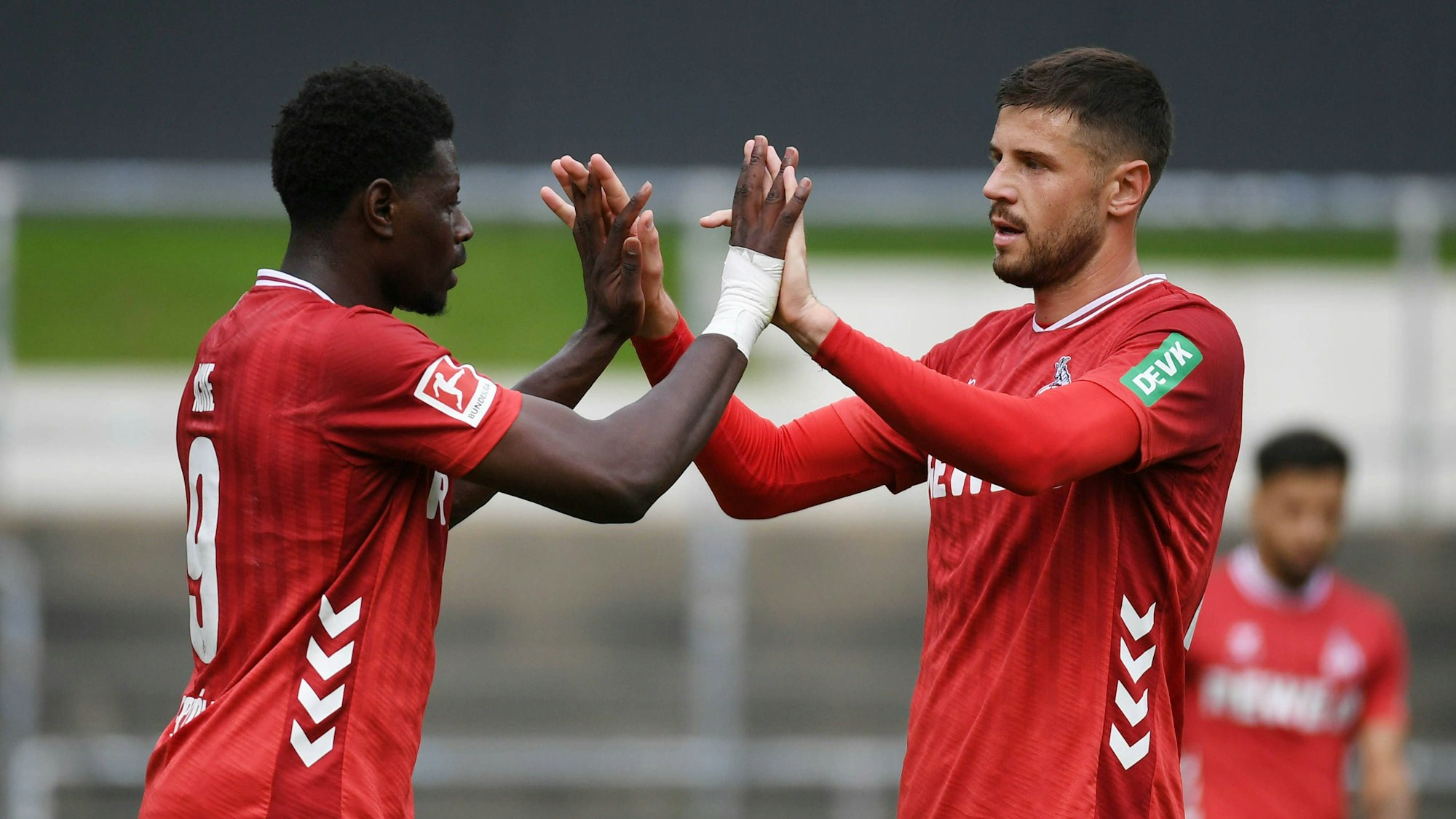 Imad Rondic beim Abklatschen mit Ragnar Ache.