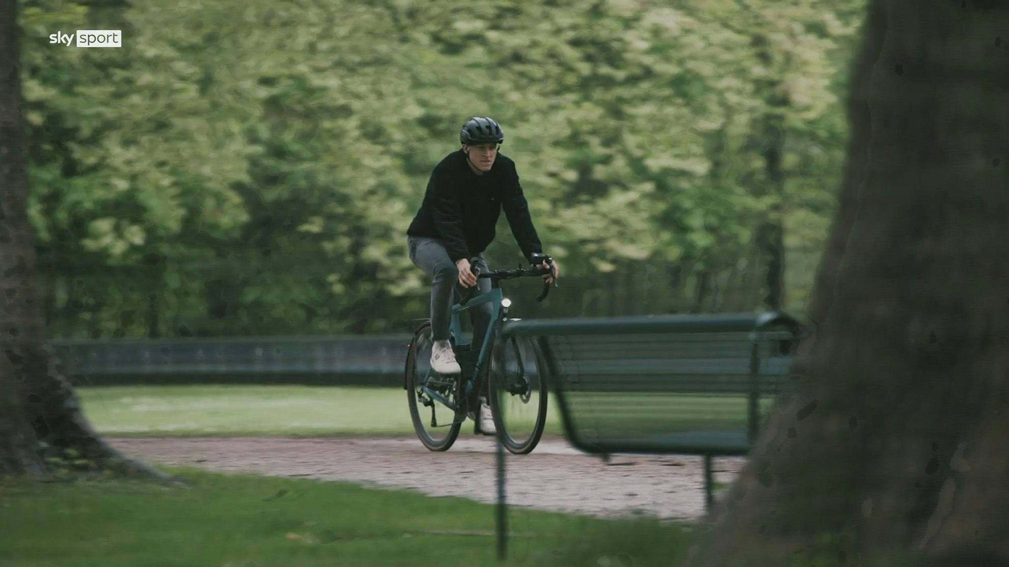 Timo Hübers radelt in der Sky-Dokumentation zur 2. Bundesliga mit dem Fahrrad zum FC-Training.