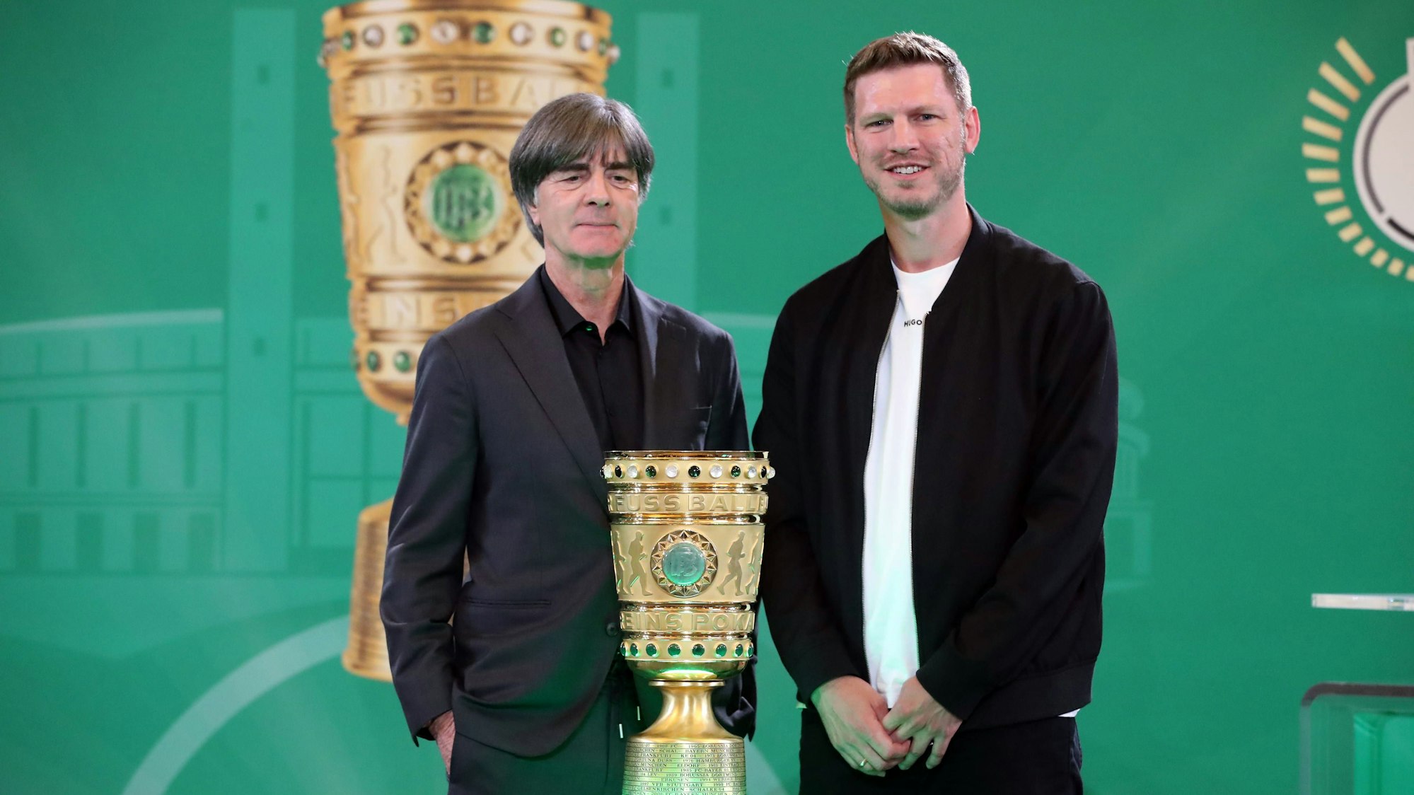 Fabian Klos (r.) an der Seite von Joachim Löw beim DFB-Pokalfinale in Berlin.
