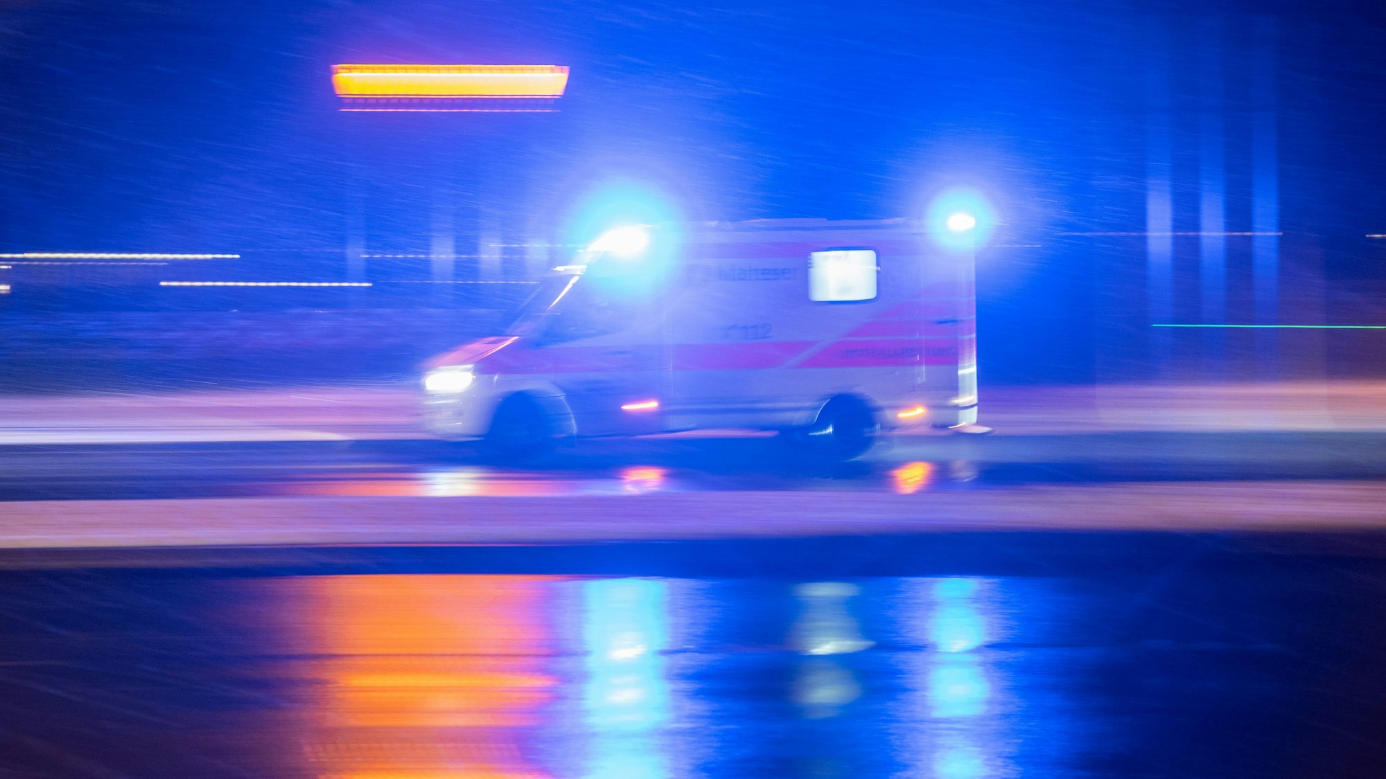 Ein Krankenwagen ist mit Blaulicht im Einsatz (Symbolfoto)