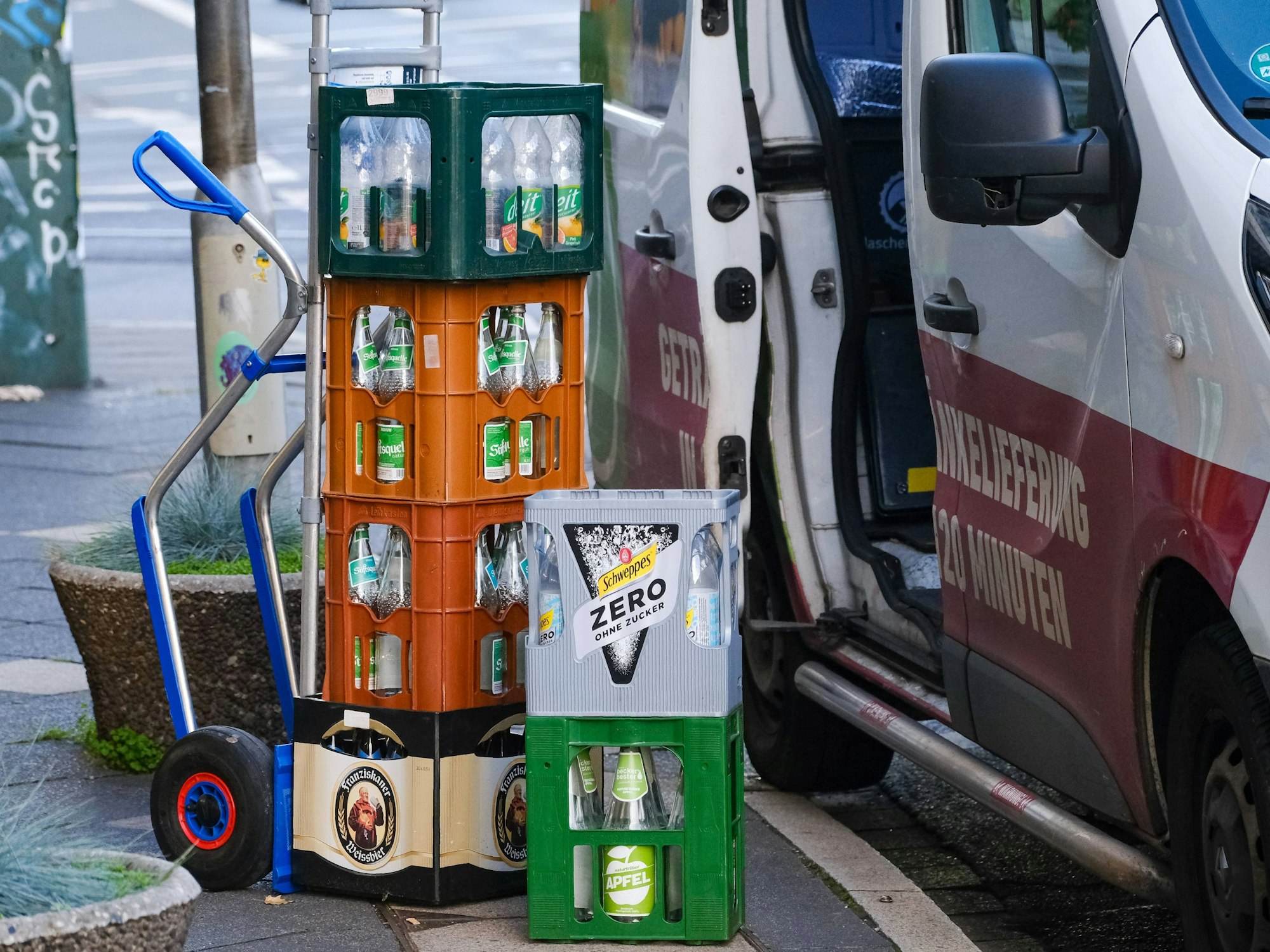 Kisten stehen vor einem Lieferwagen der „Flaschenpost“ – das Unternehmen ändert jetzt das Pfand-Abholsystem (Archivfoto)