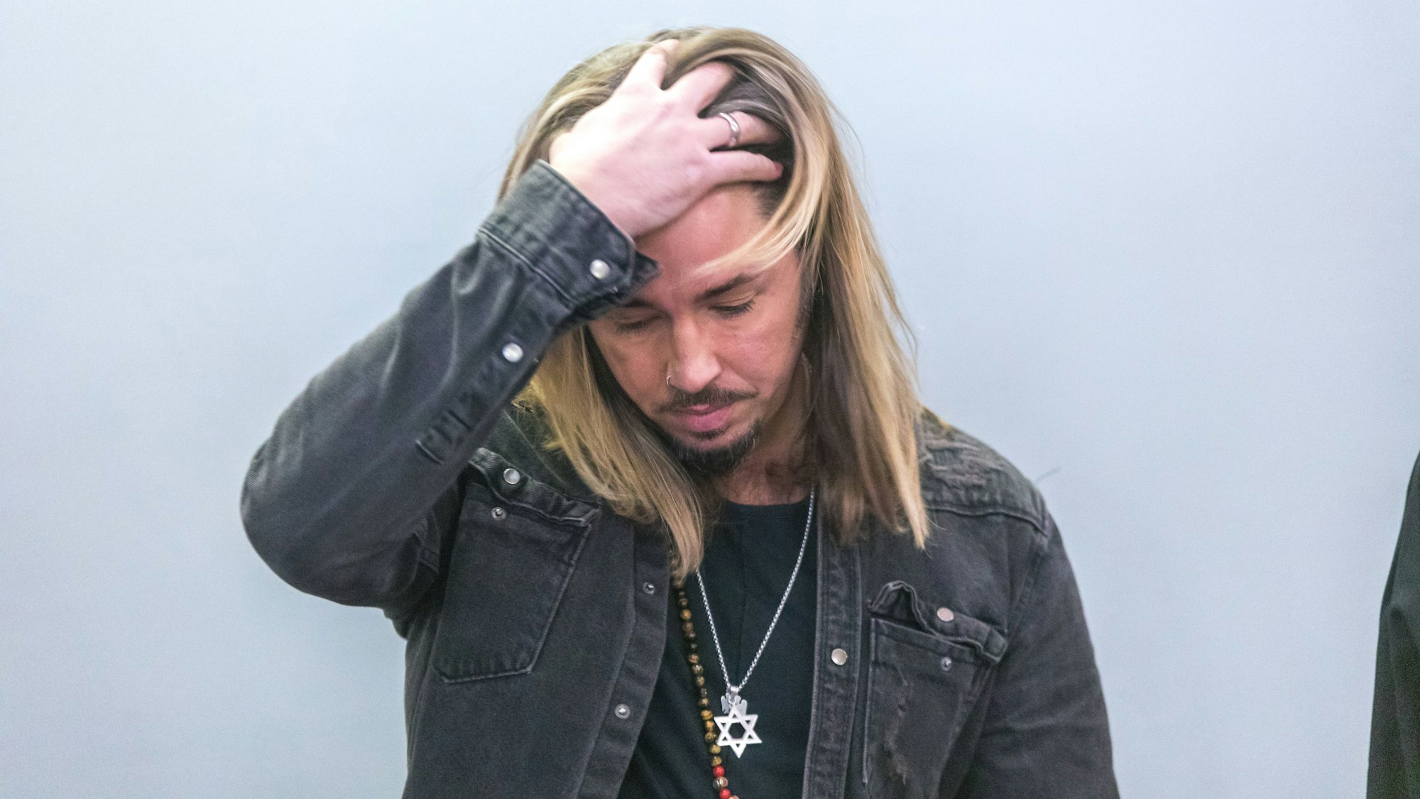 Gil Ofarim bei seinem Prozess vor dem Leipziger Landgericht wegen Verleumdung. Jetzt hat der Skandal-Sänger geheiratet (Archivfoto).