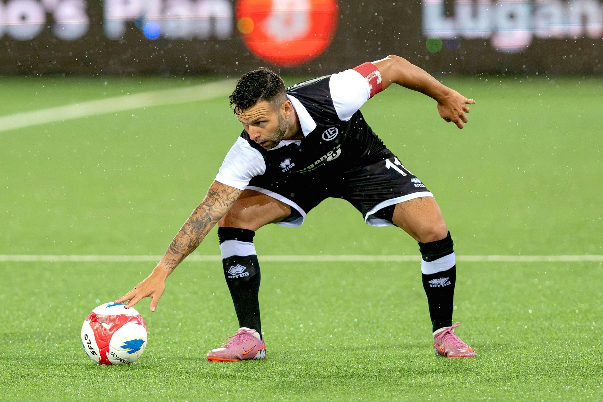 Renato Steffen legt sich einen Ball zurecht.