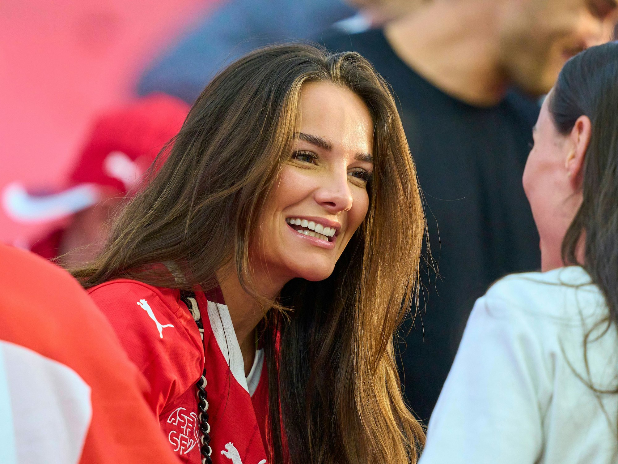 Qendresa Steffen lächelt bei einem Spiel auf der Tribüne.