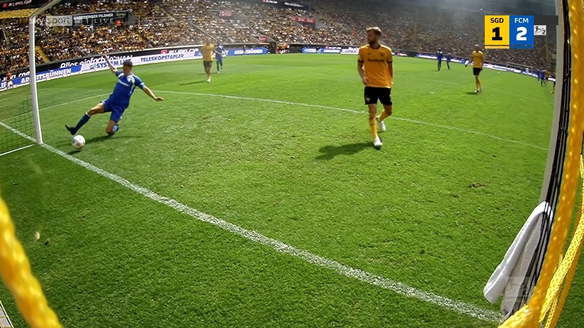 Martijn Kaars grätscht den Ball beim Spiel Dynamo Dresden - 1. FC Magdeburg aus Abseits-Position ins Tor.