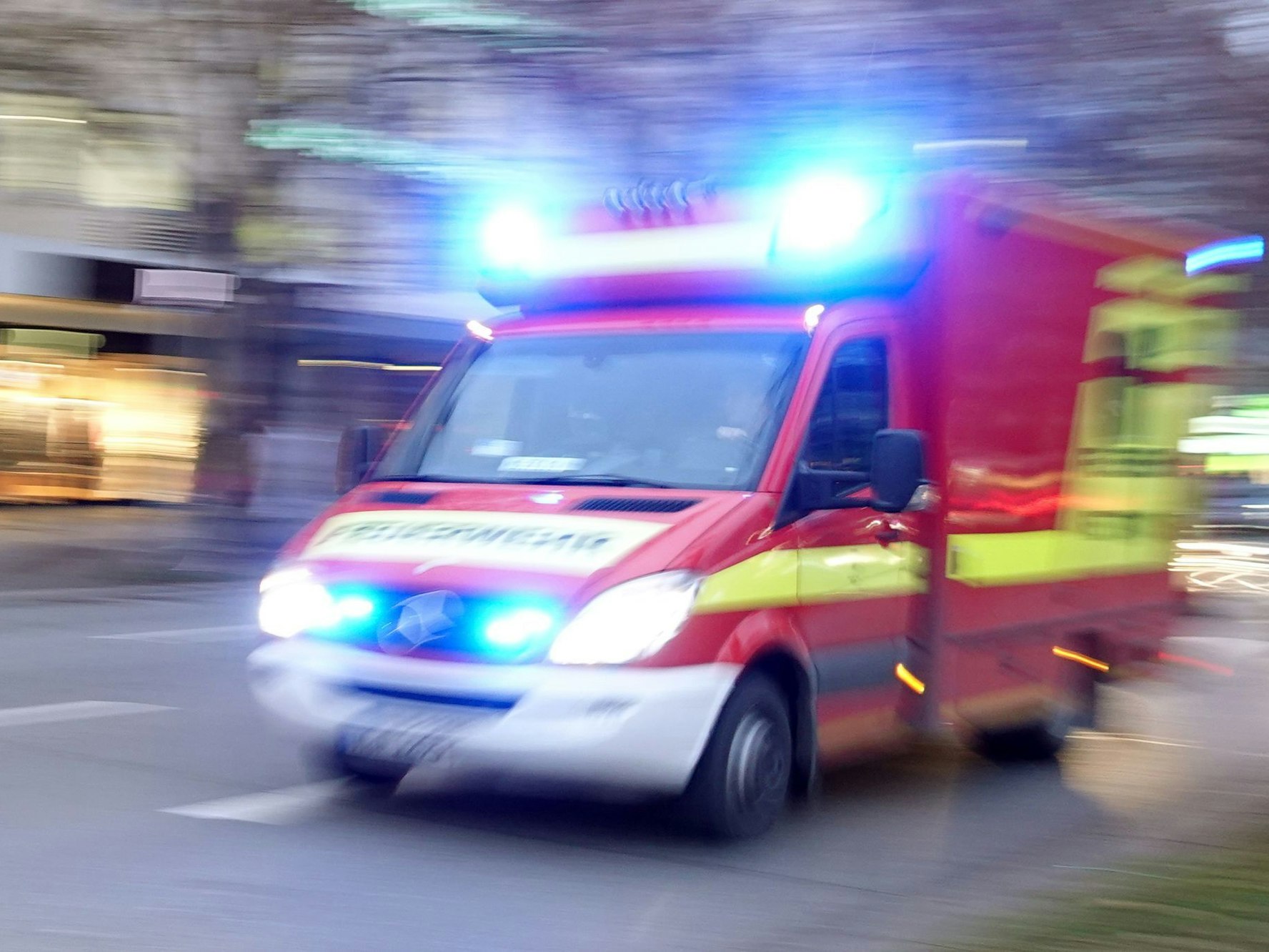 Ein Rettungswagen ist auf dem Weg zu einem Einsatz.