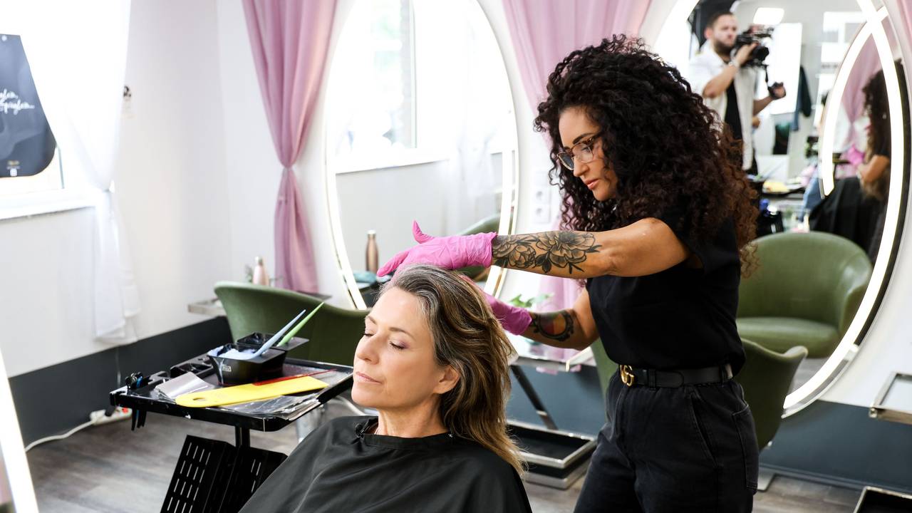 Berrit Arnold sitzt beim Friseur