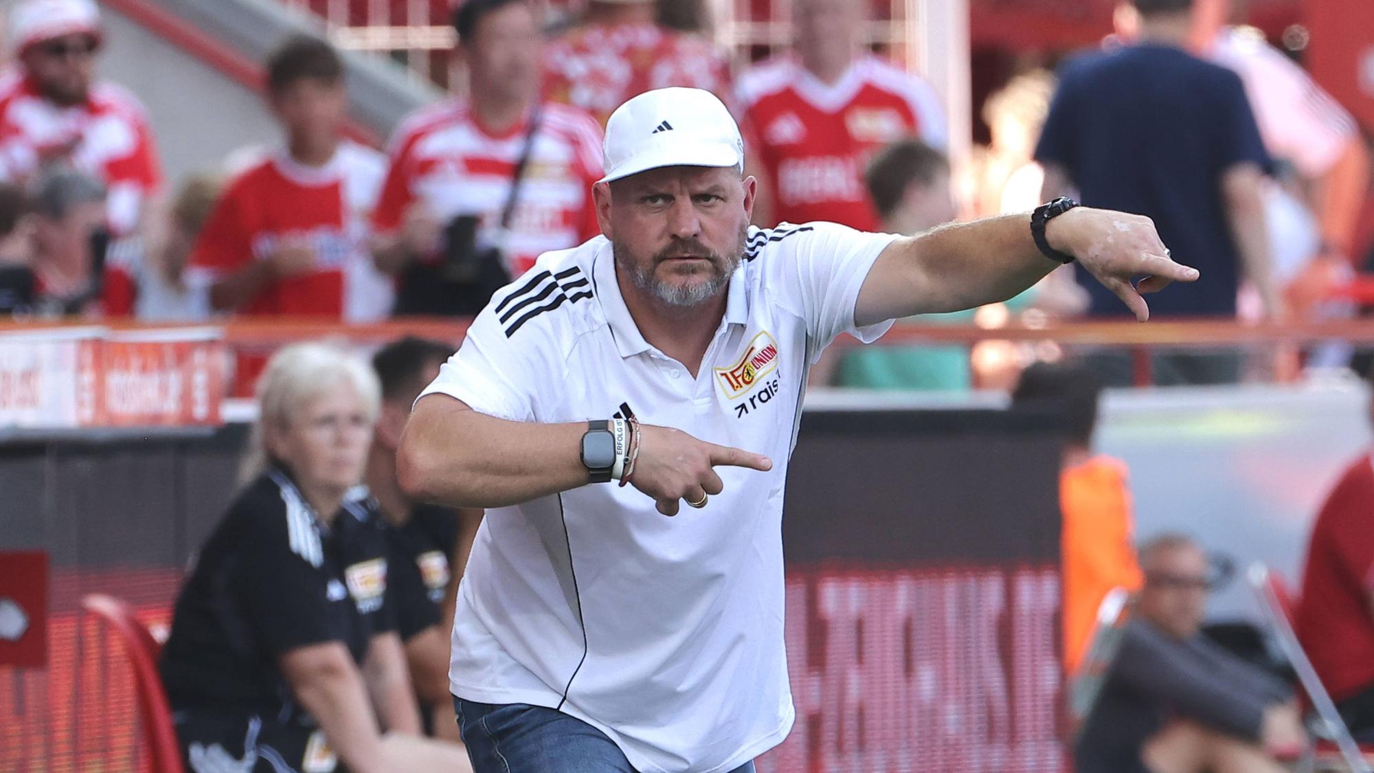 Steffen Baumgart gibt Anweisungen am Spielfeldrand.