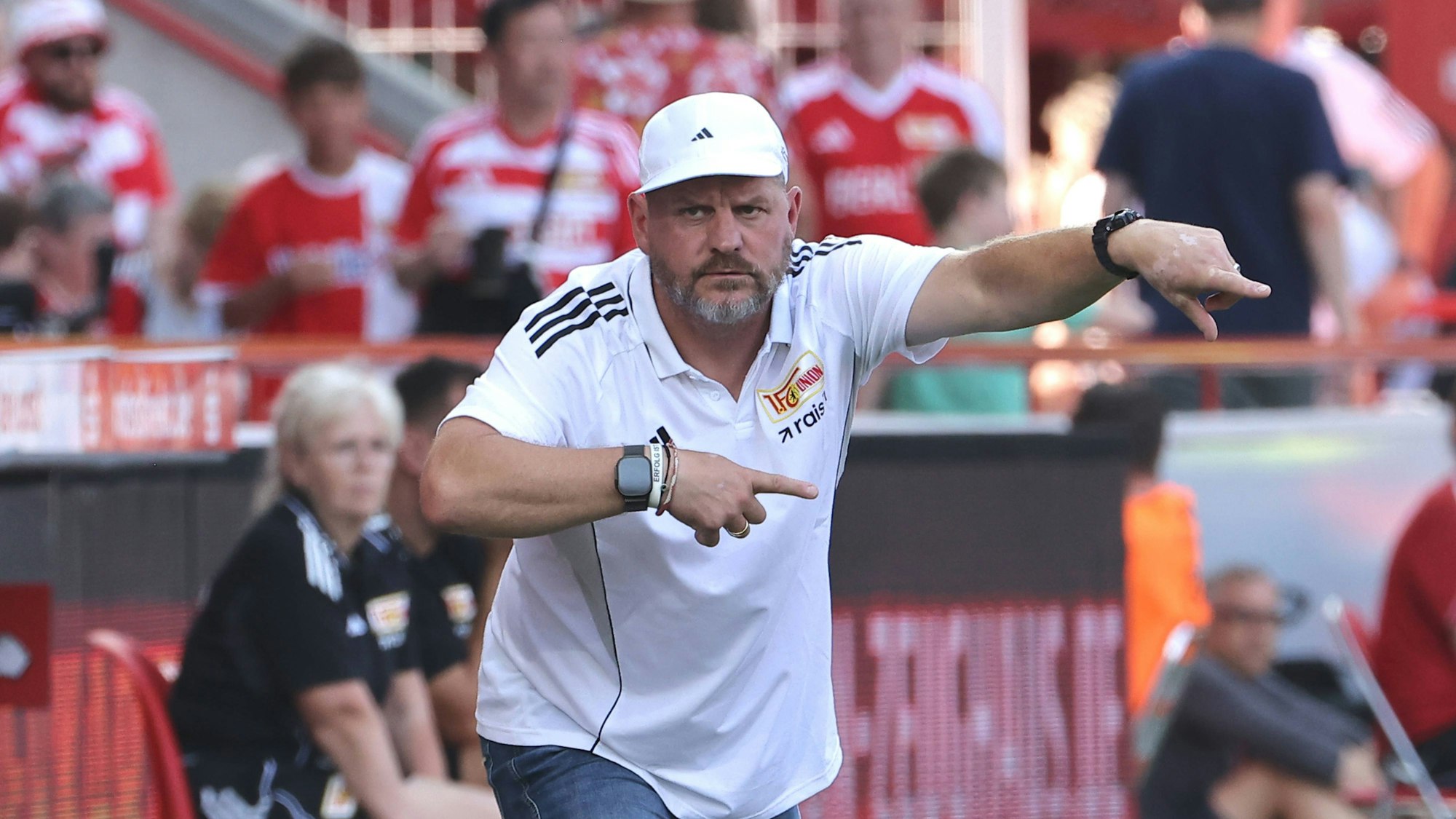 Steffen Baumgart gibt Anweisungen am Spielfeldrand.