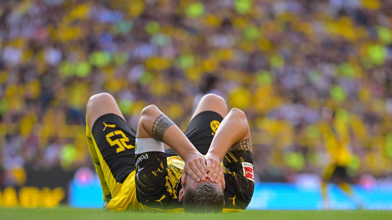 Niklas Süle liegt auf dem Rasen und hält sich die Hände vors Gesicht.
