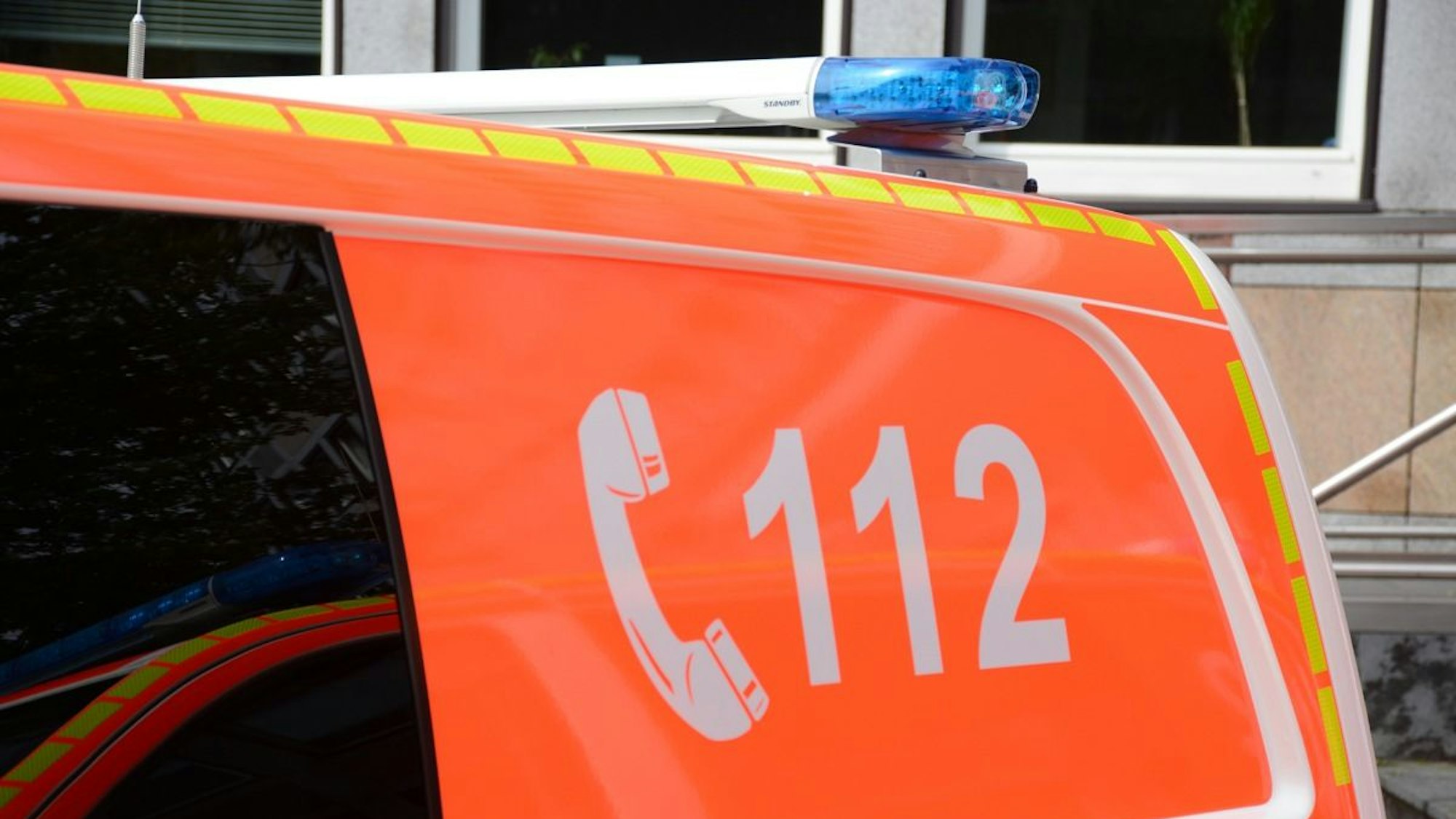 Ein Rettungswagen an einer Unfallstelle.
