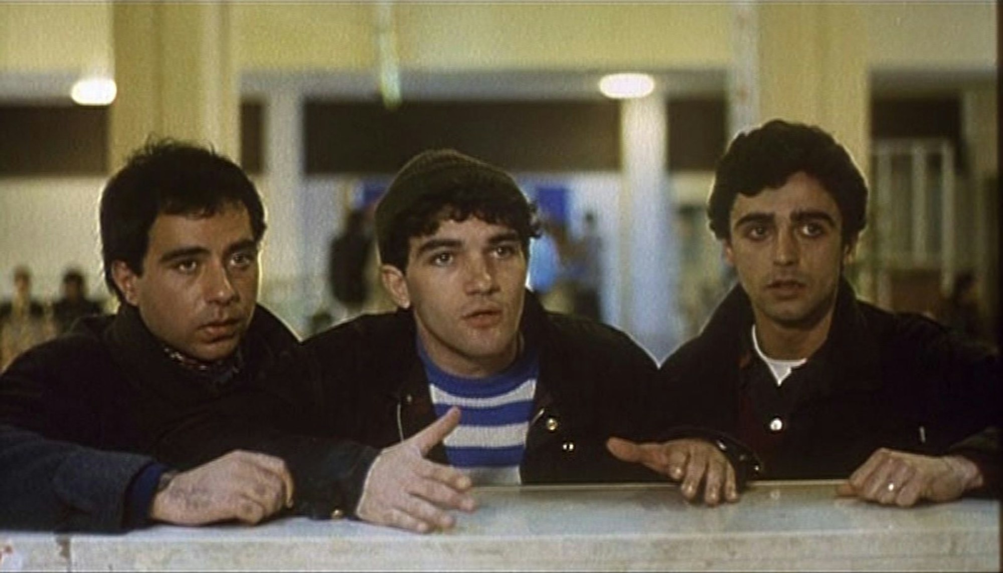 Entdeckt wurde Banderas (Mitte) von Almodóvar in einem kleinen Theater in Málaga. (Bild: TOBIS Film)