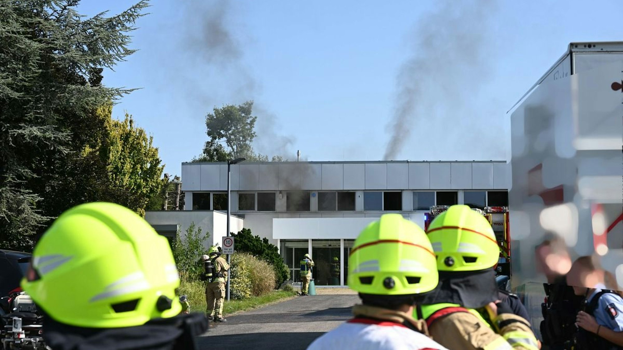 Feuerwehreinsatz in einem Bürogebäude in Pulheim.