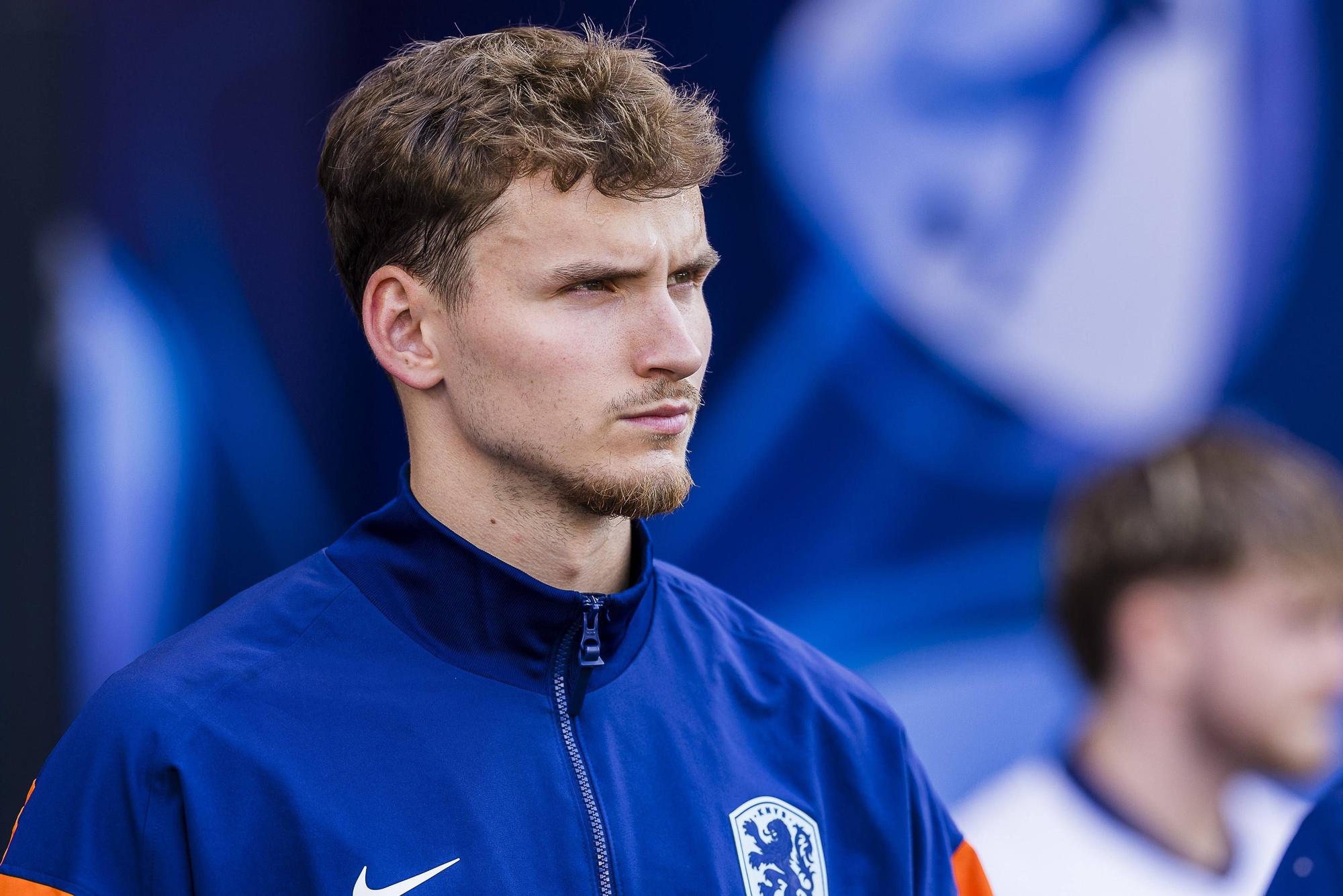 Rav van den Berg in Trainingsjacke bei der U21-EM.