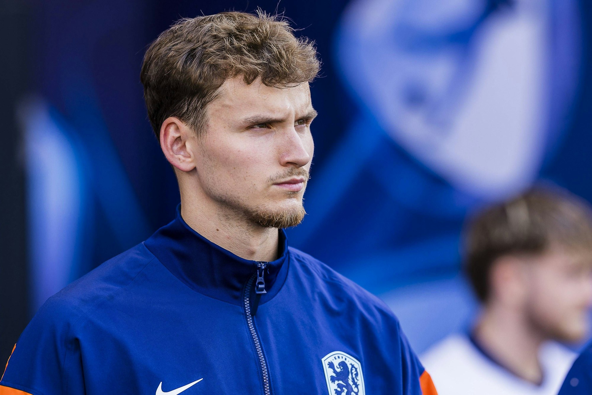 Rav van den Berg in Trainingsjacke bei der U21-EM.