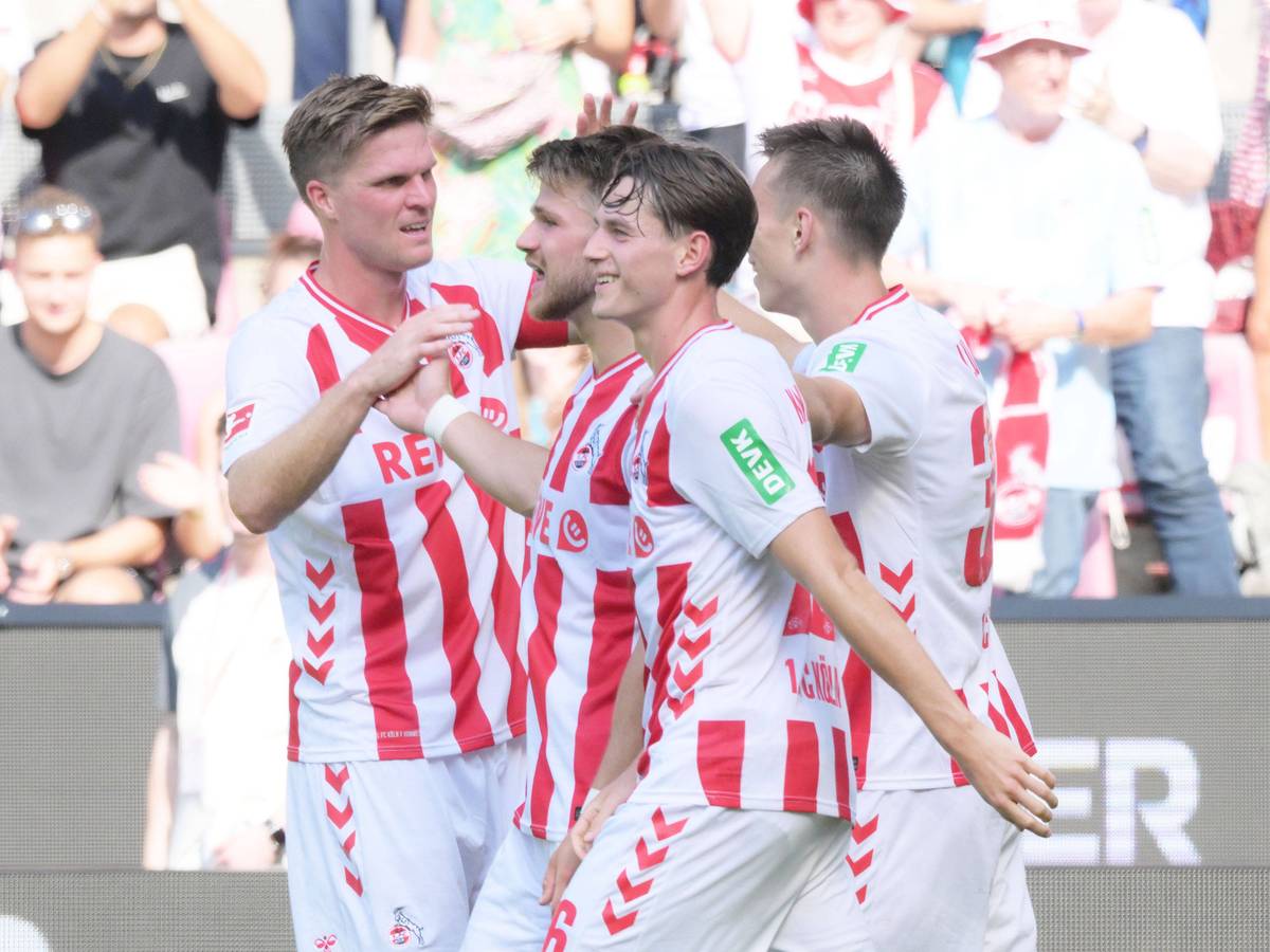 Jakub Kaminski jubelt mit den Kollegen beim 1. FC Köln über ein Tor.