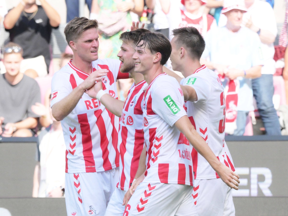 Jakub Kaminski jubelt mit den Kollegen beim 1. FC Köln über ein Tor.