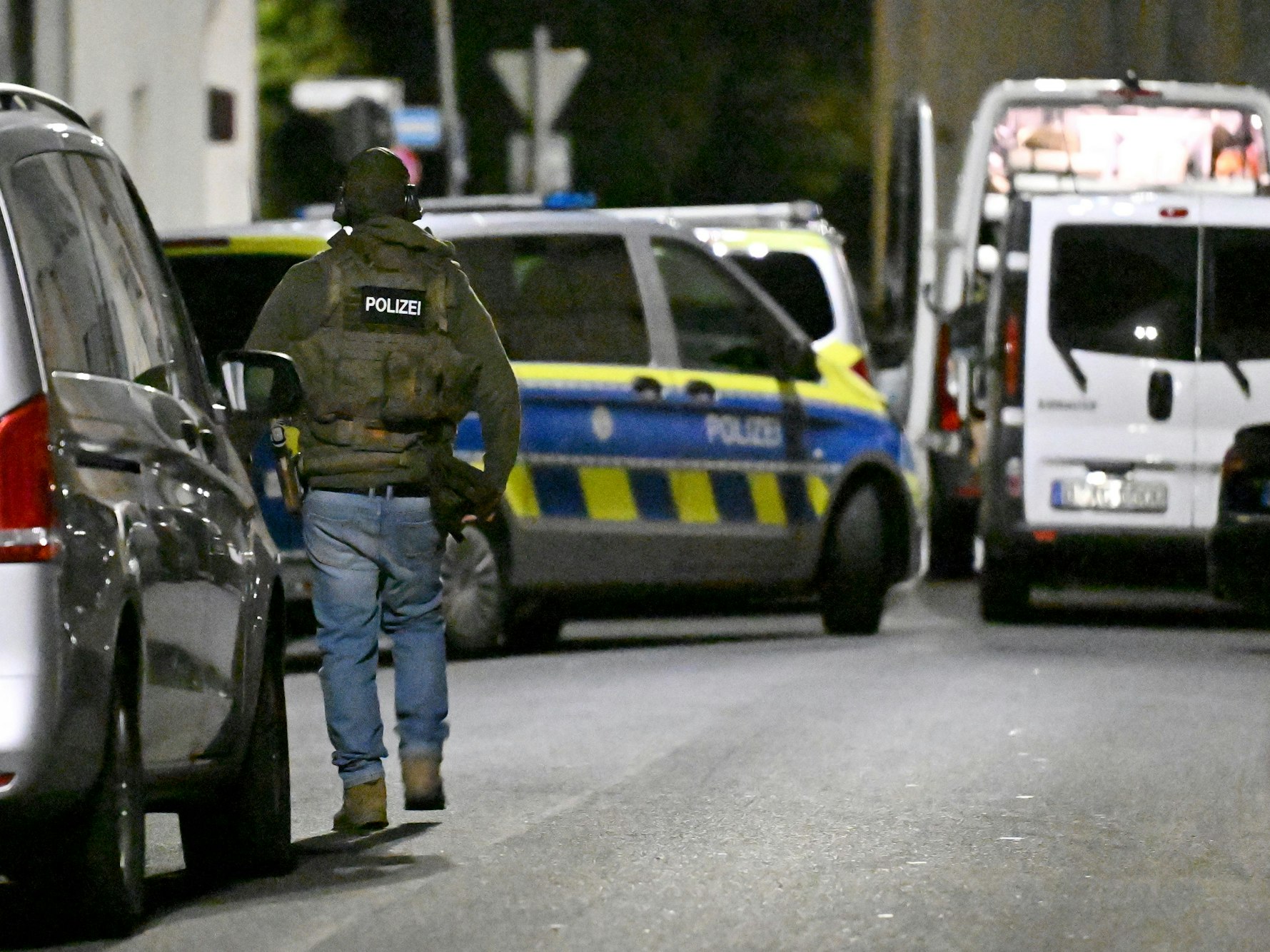 Einsatzkräfte bereiten einen Einsatz des SEK vor. Spezialeinsatzkräfte der Polizei haben in der Nacht zu Montag (11. August) einen 35-Jährigen in Wuppertal festgenommen. Er soll am späten Sonntagabend seine 27 Jahre alte ehemalige Partnerin in einer Wohnung mit einem Messer bedroht haben.
