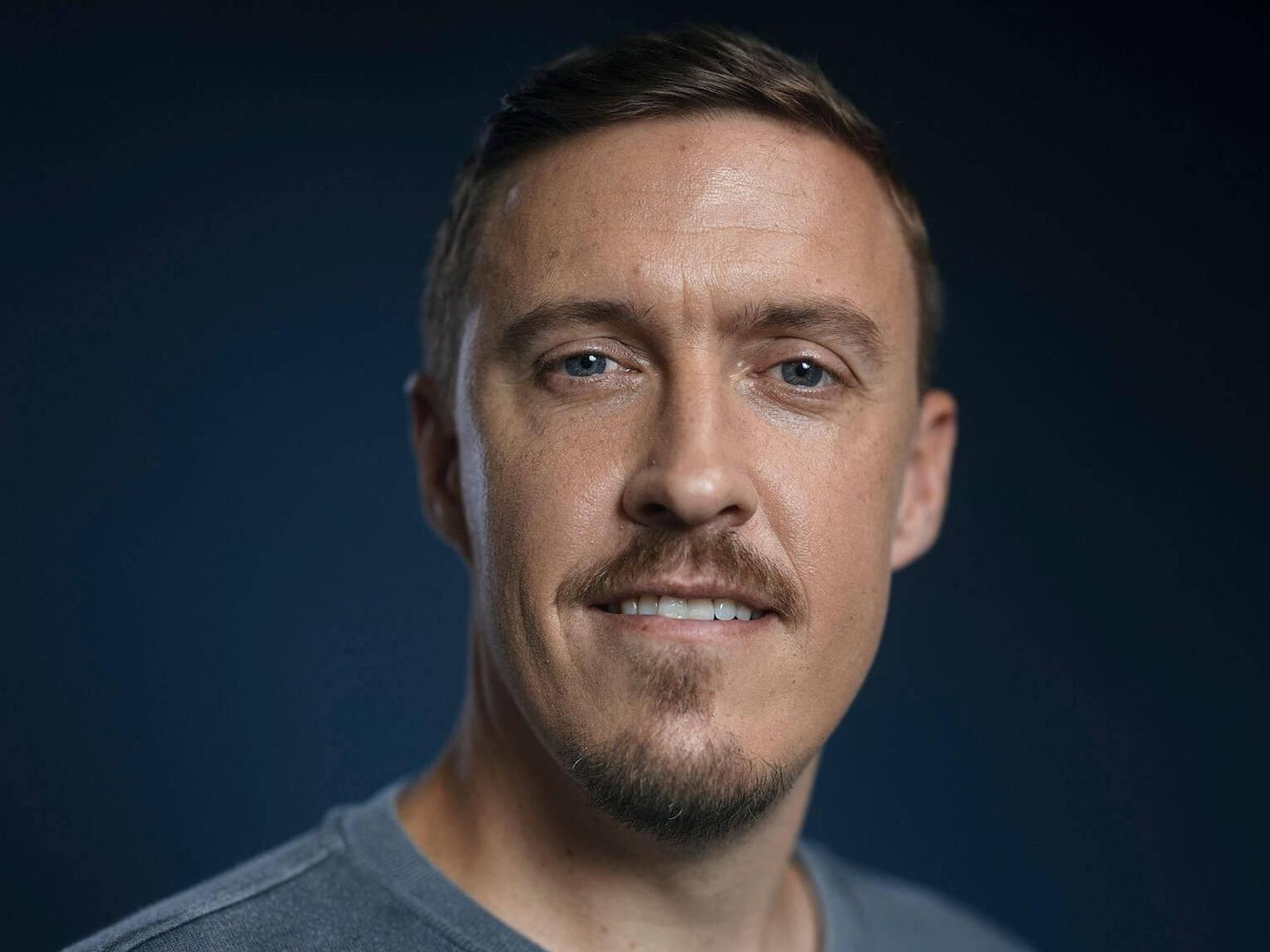 Max Kruse posiert für den Fotografen.