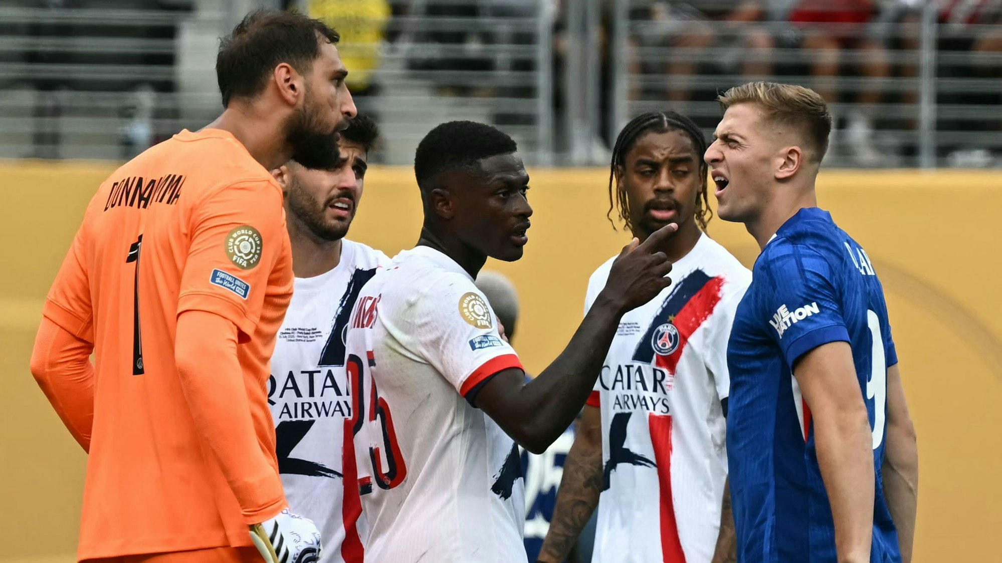 Keeper Gianluigi Donnarumma (l.) diskutiert mit einem Gegenspieler.