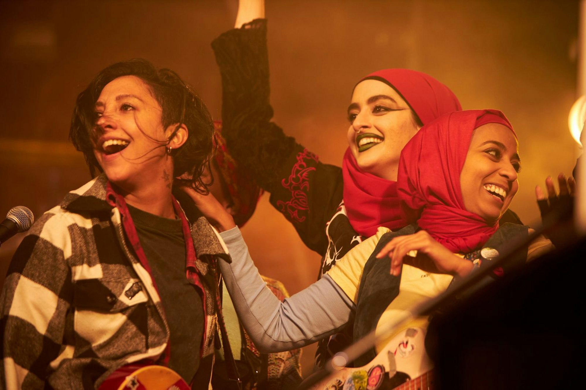 Saira (Sarah Kameela Impey, links), Ayesha (Juliette Motamed, Mitte) und Amina (Anjana Vasan) geben ihr erstes großes Konzert - doch kann Amina ihr Lampenfieber überwinden? (Bild: ZDF/Diana Olifirova)