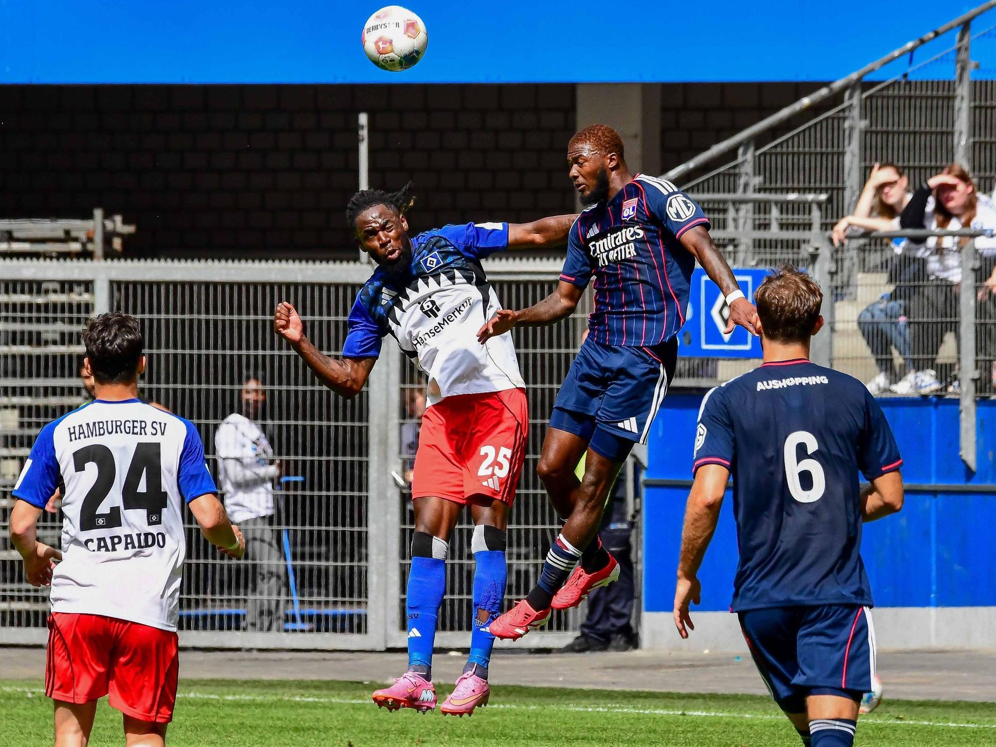 Jordan Torunarigha (2.v.l) und Ainsley Maitland-Niles im Luftzweikampf.