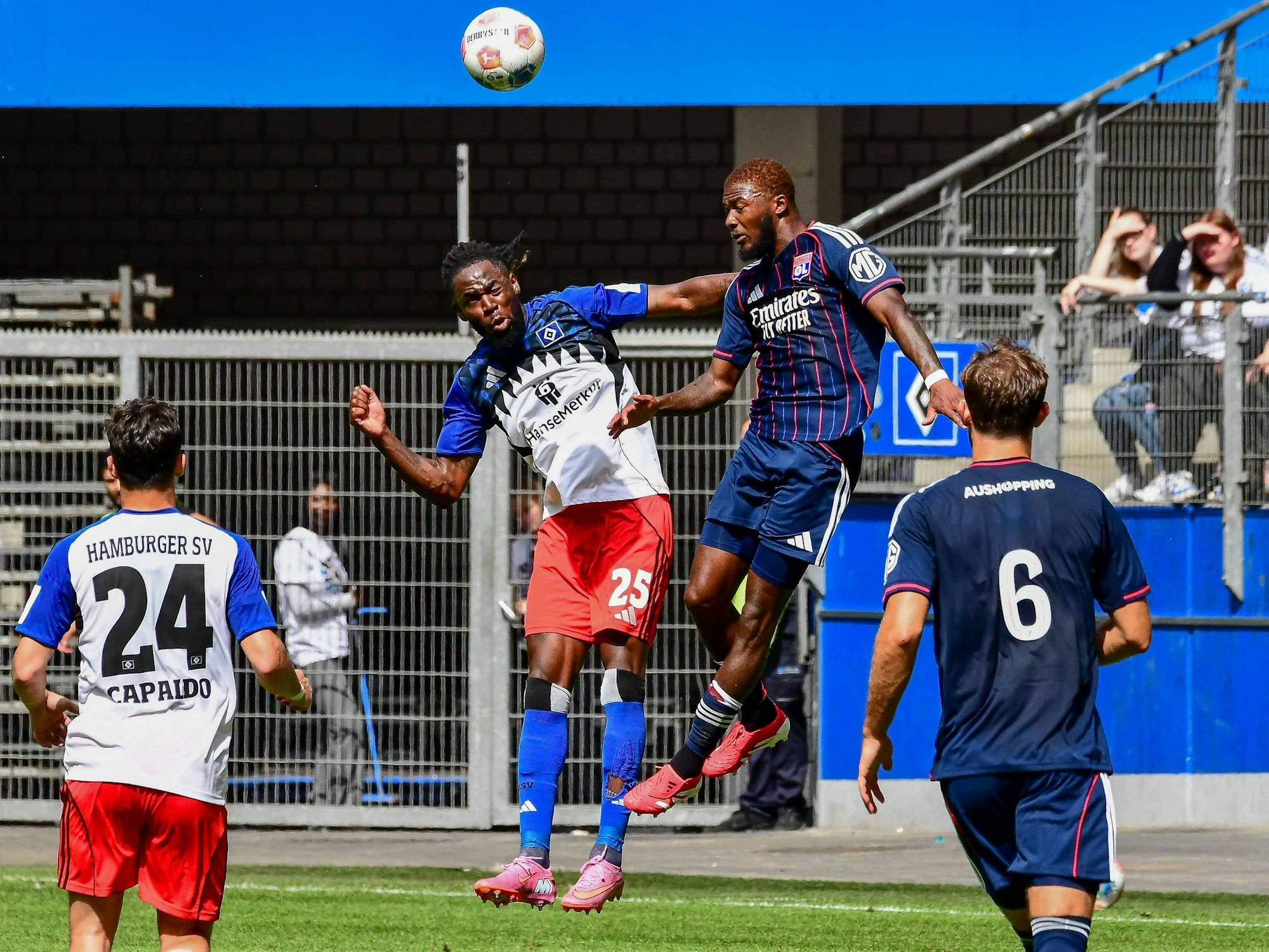 Jordan Torunarigha (2.v.l) und Ainsley Maitland-Niles im Luftzweikampf.