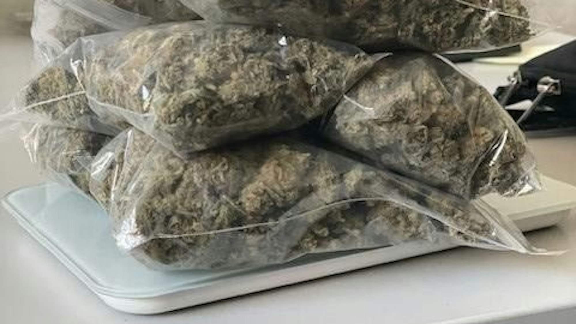 Das von der Bundespolizei beschlagnahmte Marihuana in Verschlusstütchen.