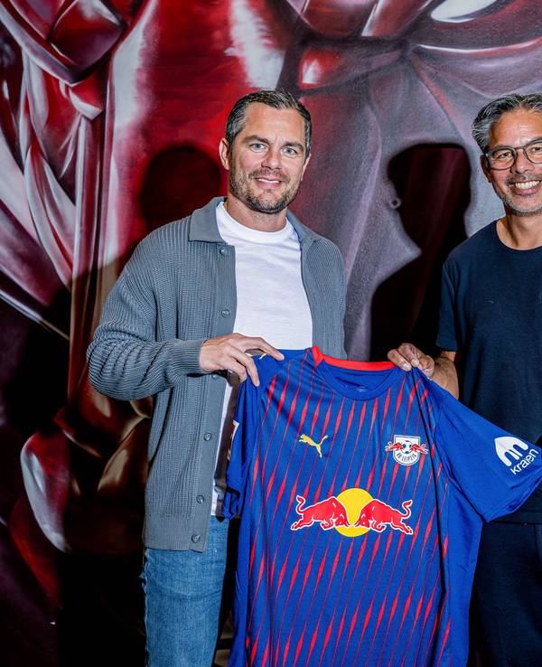 Marcel Schäfer (l.) und David Wagner halten gemeinsam ein Leipzig-Trikot