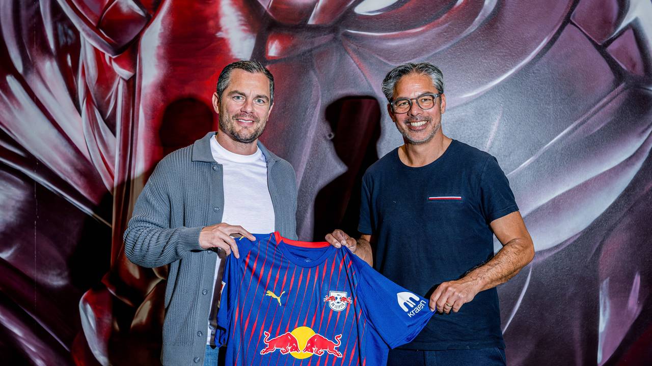 Marcel Schäfer (l.) und David Wagner halten gemeinsam ein Leipzig-Trikot