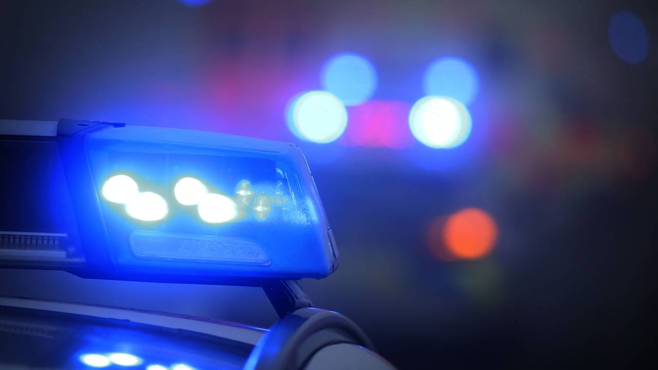 Ein Mann raste nach einem Familienstreit mit seinen beiden Kindern offenbar bewusst in den Gegenverkehr. Er und ein Säugling starben, ein Kleinkind überlebte. (Symbolbild)