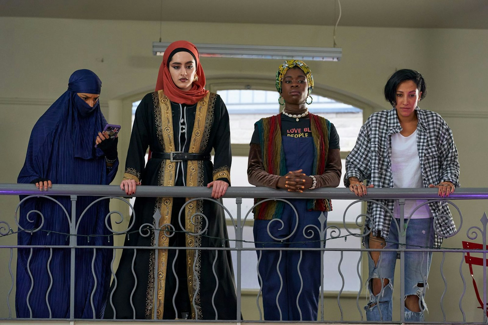 Momtaz (Lucie Shorthouse), Ayesha (Juliette Motamed, zweite von links), Bisma (Faith Omole) und Saira (Sarah Kameela Impey, von rechts) setzen alles daran, ihre Lead-Gitarristin zu finden. (Bild: ZDF/Laura Radford)