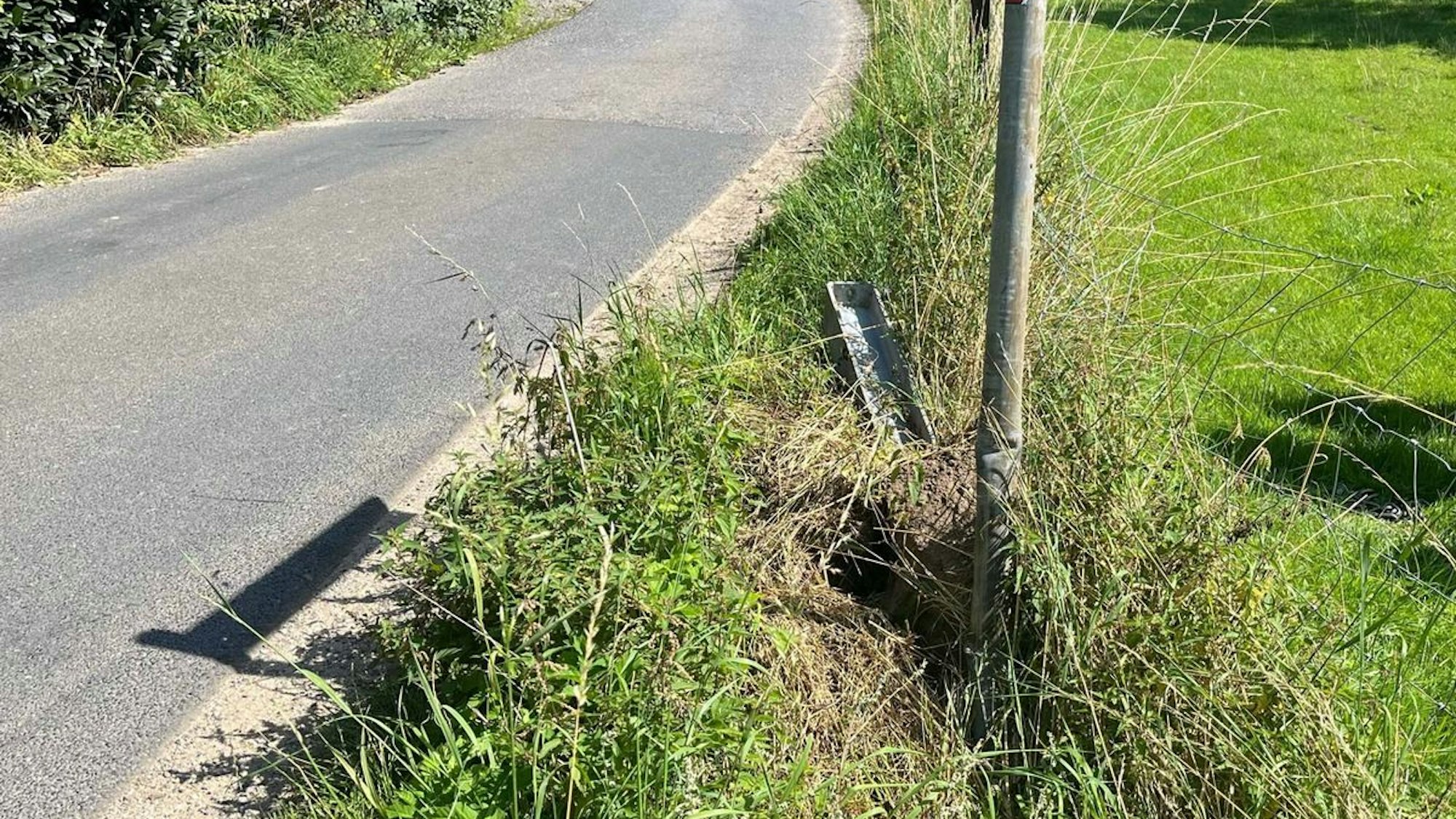 Ein beschädigtes Verkehrsschild nach einer Unfallflucht in Wachtendonk.