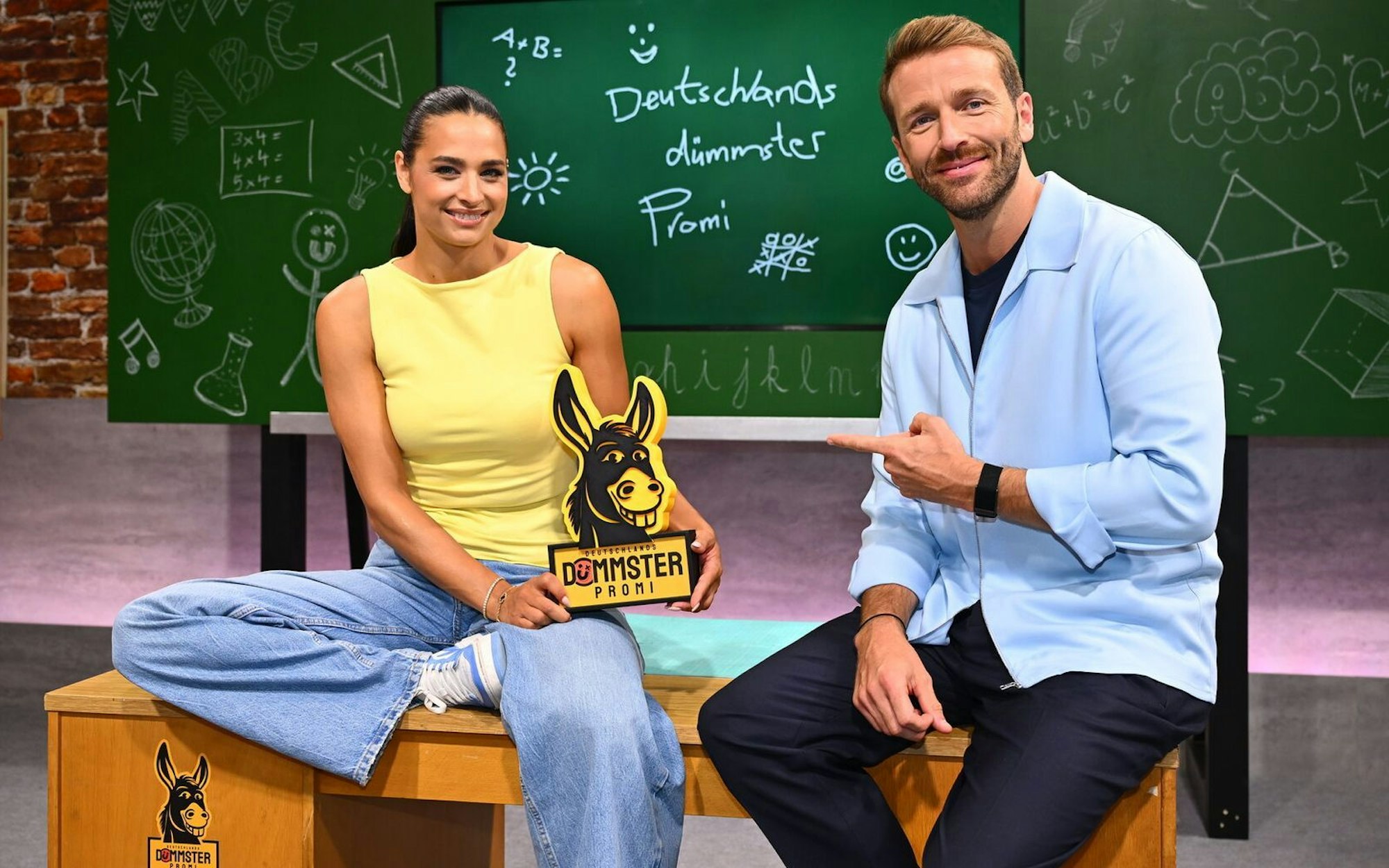 Amira Aly und Christian Düren suchen „Deutschlands dümmsten Promi“. (Bild: Joyn / Willi Weber)