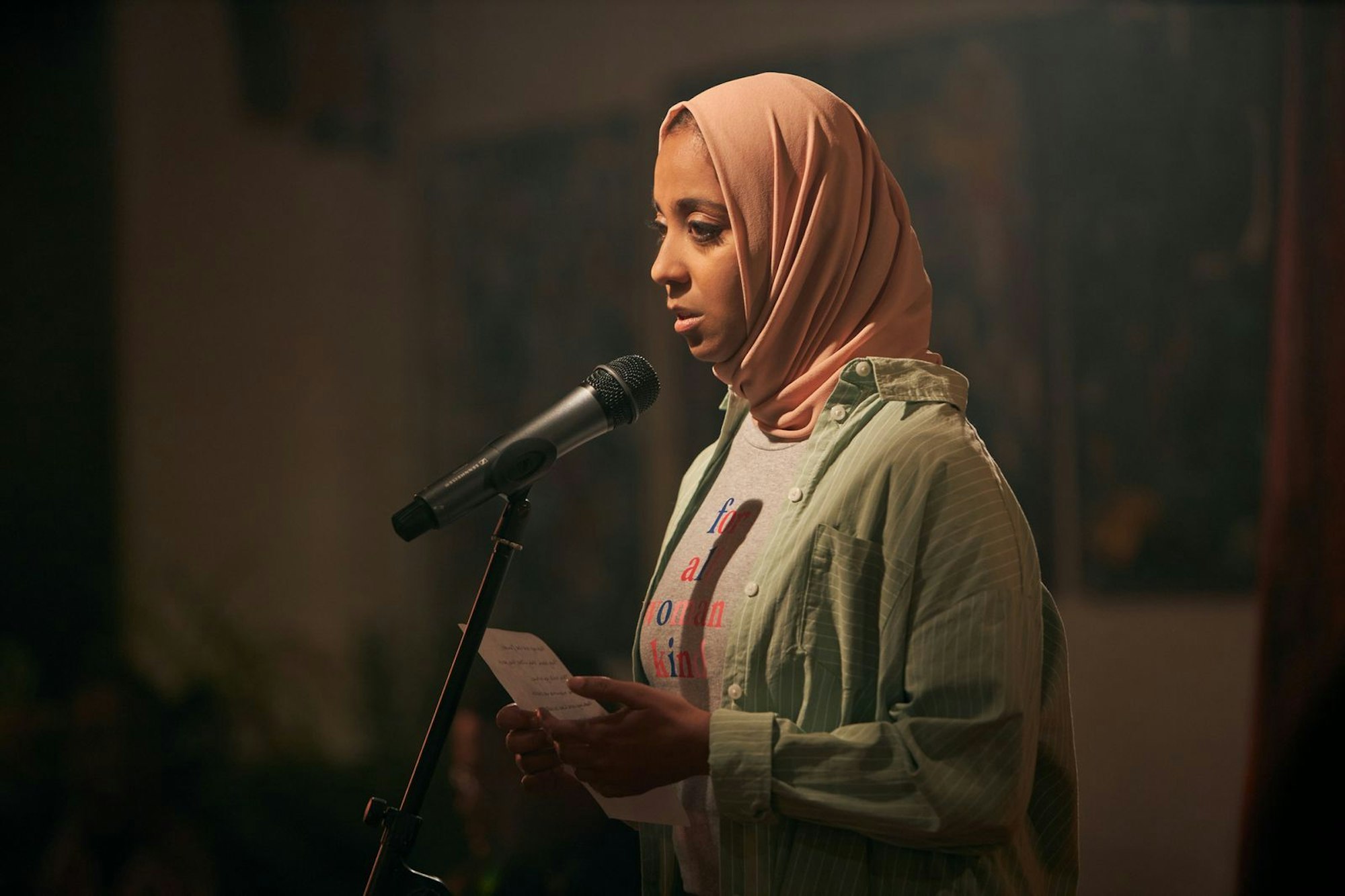 Amina (Anjana Vasan) wagt sich auf die Bühne - und kämpft beim Poetry-Slam gegen ihr Lampenfieber an. (Bild: ZDF/Diana Olifirova)